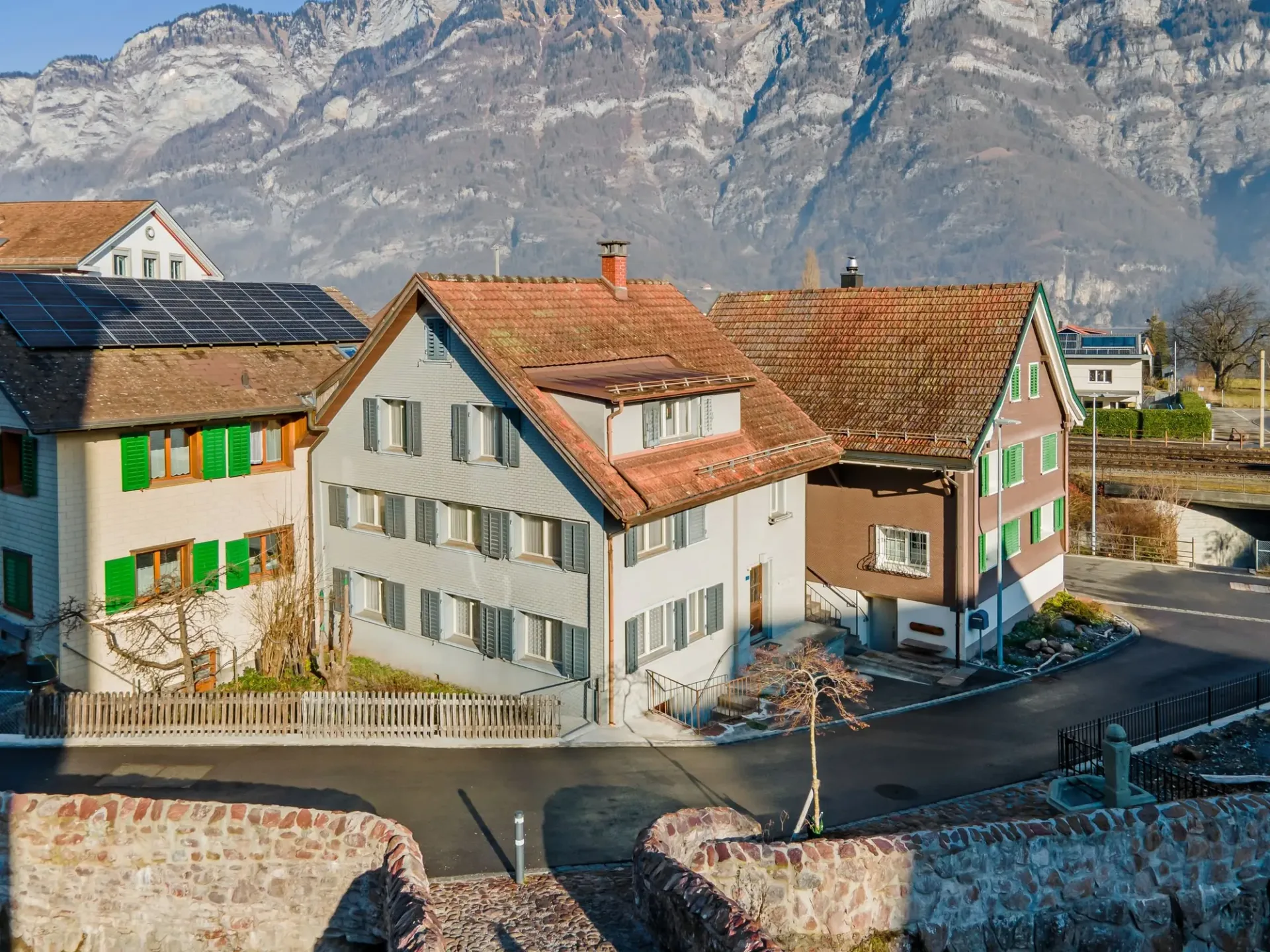 Einfamilienhaus mit viel Potenzial in Seenähe, umgeben von traumhafter Bergwelt