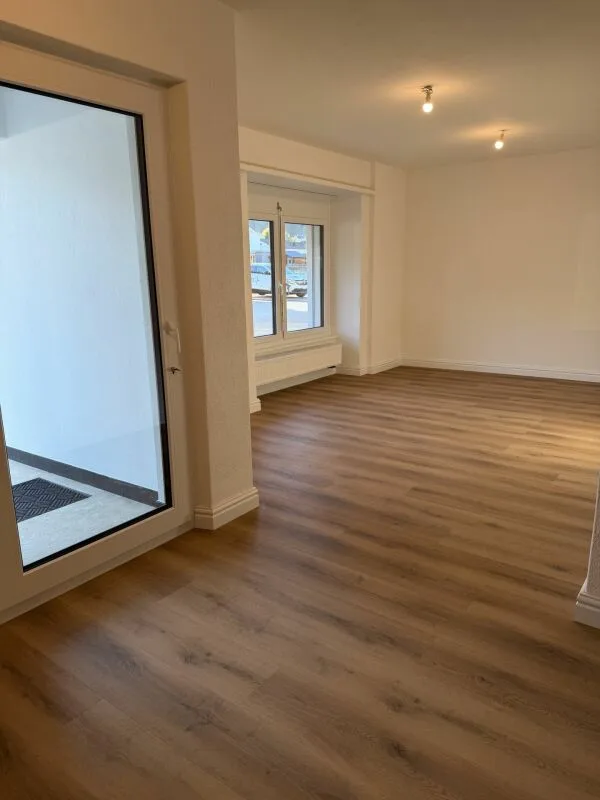 Schönes 2.5-Zimmer-Apartment im Erdgeschoss, komplett renoviert, im Zentrum von Glovelier