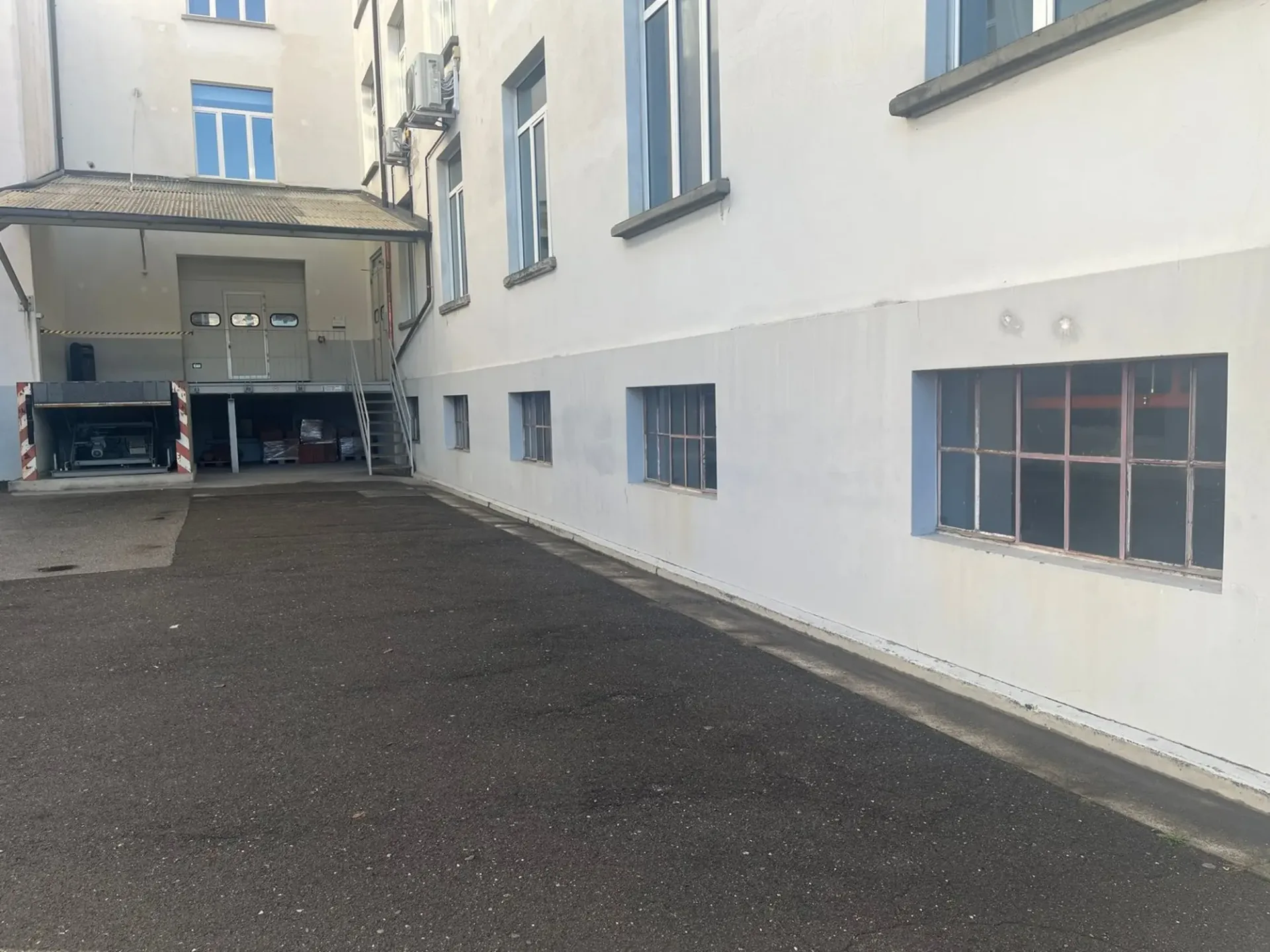 Lager/Halle von 165 m² mit Parkplatz in Balerna