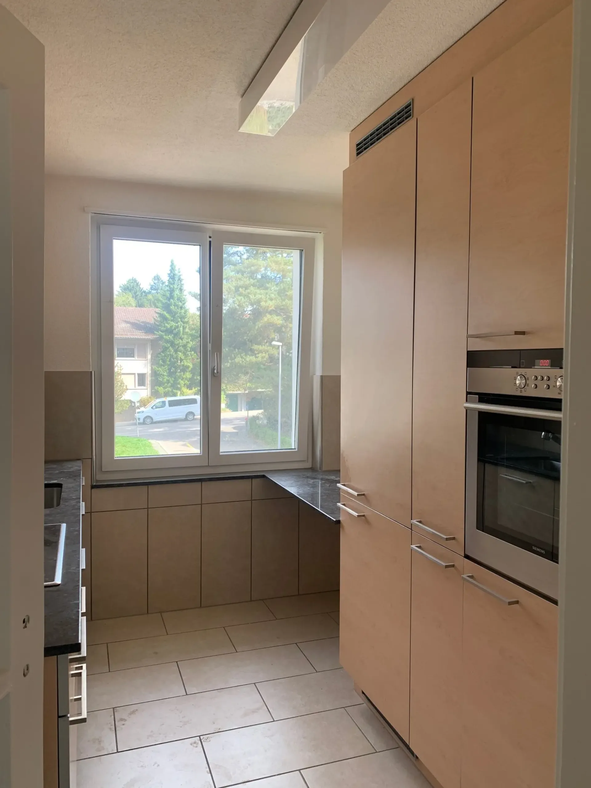 PER  01. Oktober 2026  WUNDERSCHÖNE ÄLTERE 3-ZIMMER-WOHNUNG IN ZOLLIKERBERG ZU VERMIETEN