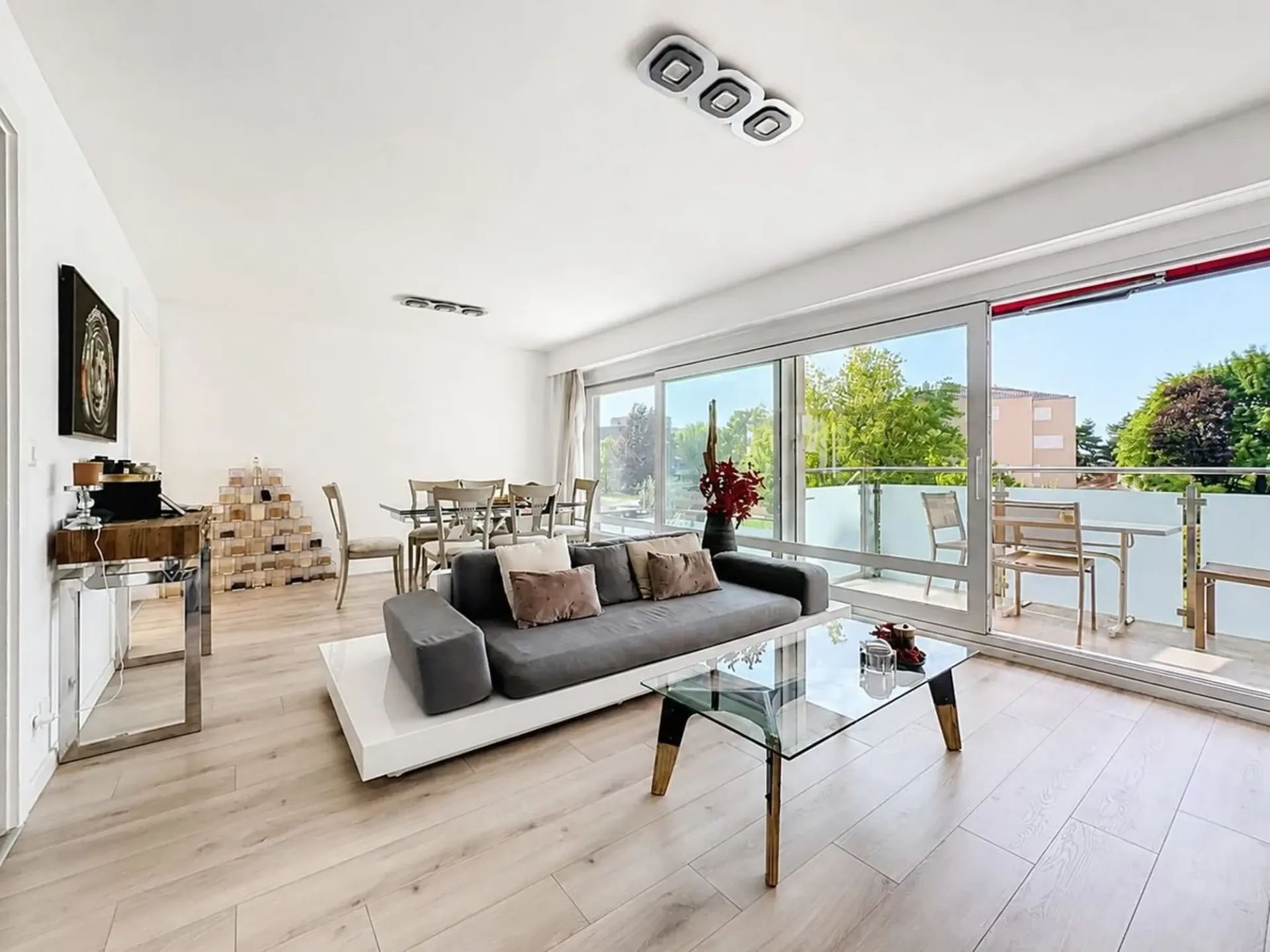 Between lake and city, the apartment that ticks all the boxes