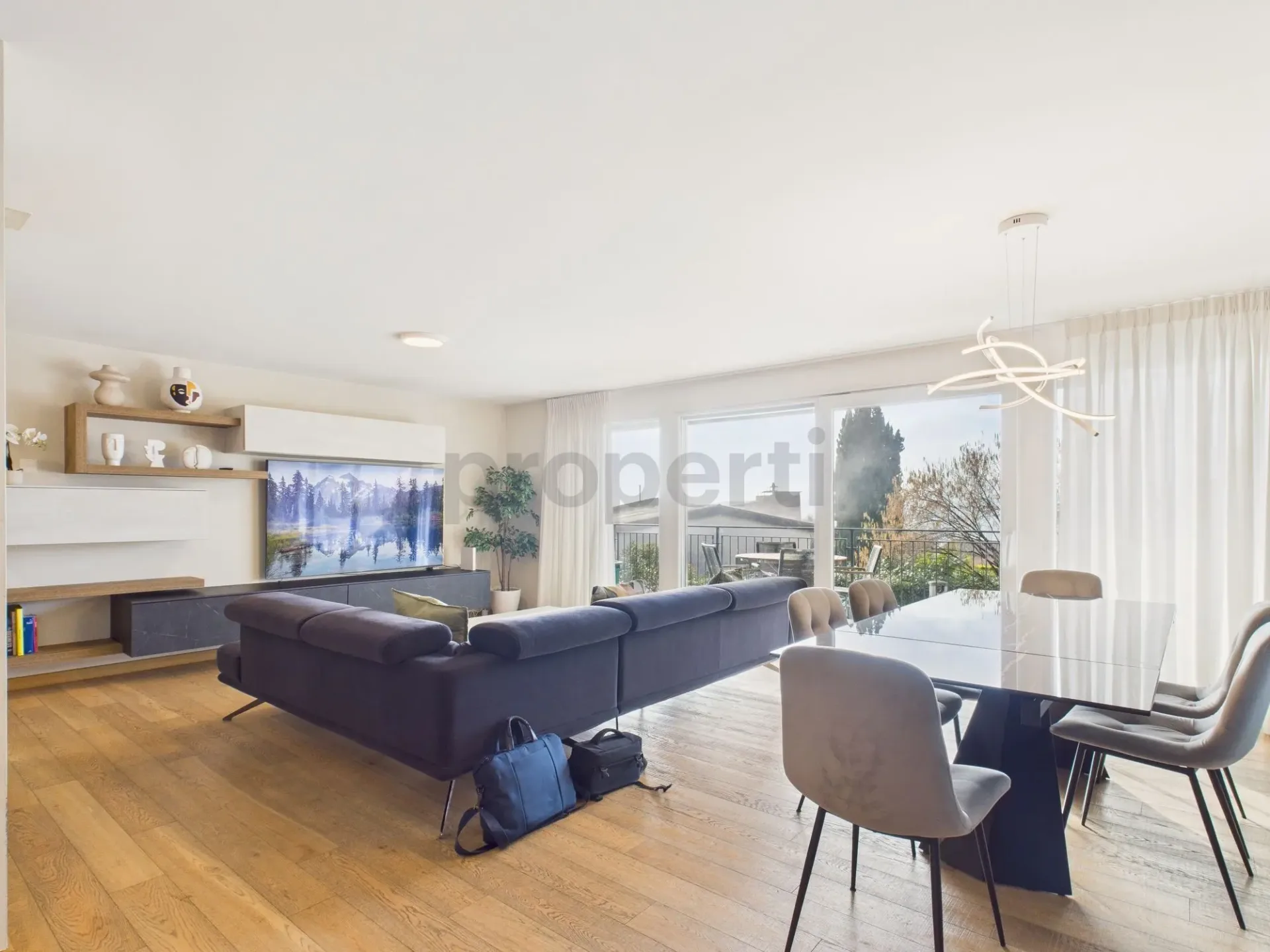 Elegantes Apartment mit 4.5 Zimmern und privatem Parkplatz, Balerna