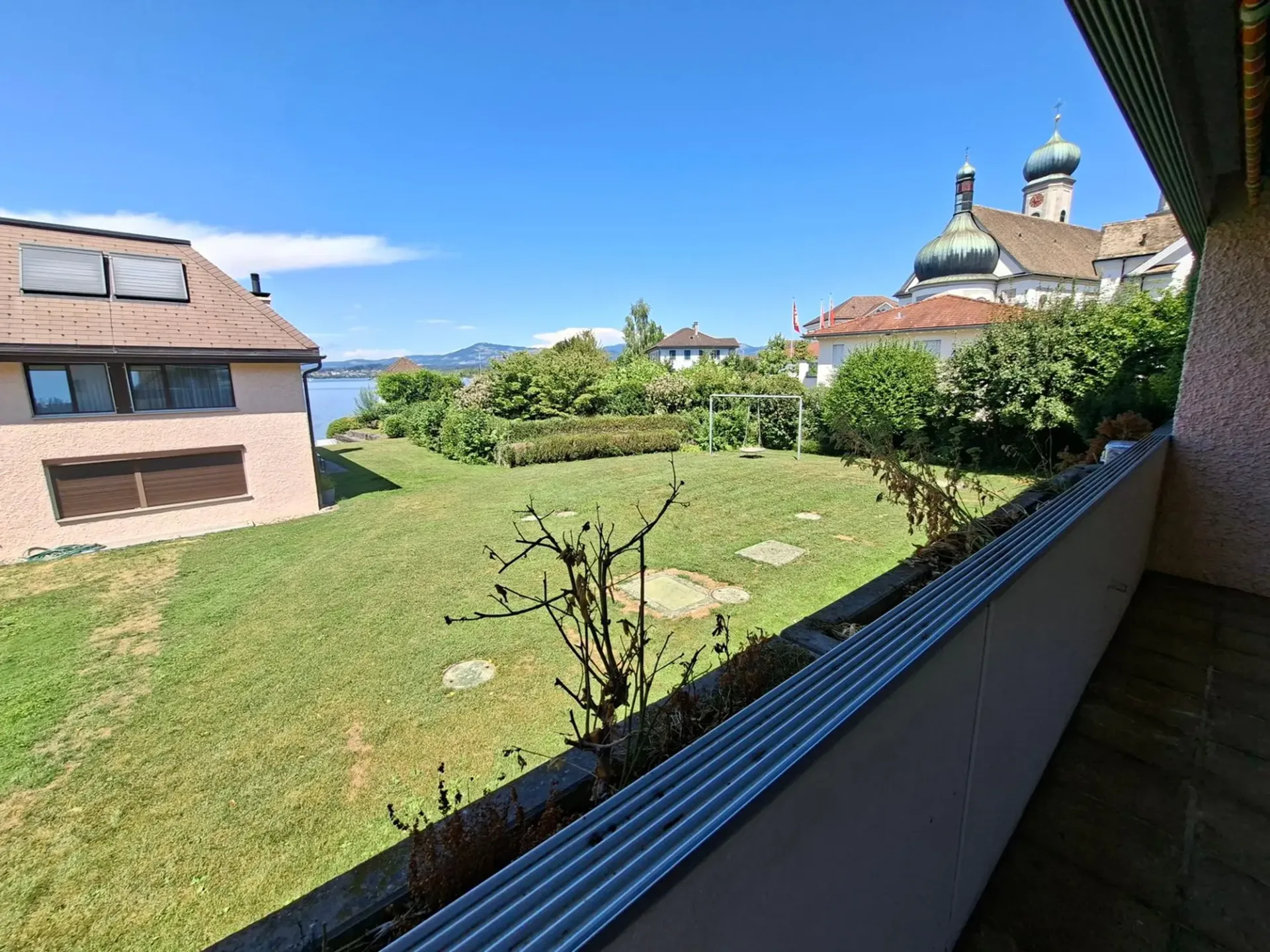 Spacious 3.5-room apartment with direct lake access