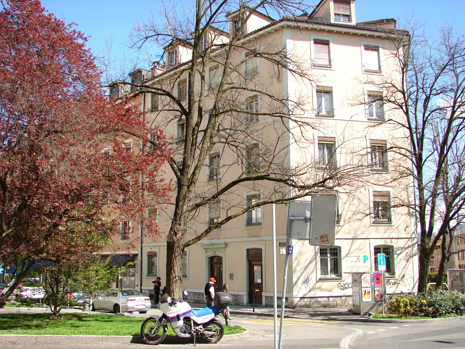Mansard apartment renovated with 3 bedrooms Rue de Tronchin 26
