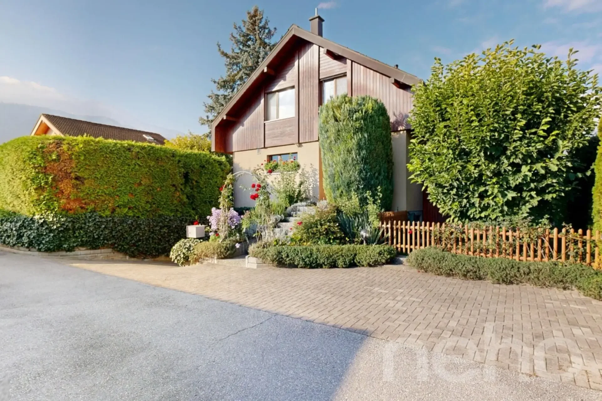 Charmante maison offrant un bel espace extérieur et une véranda