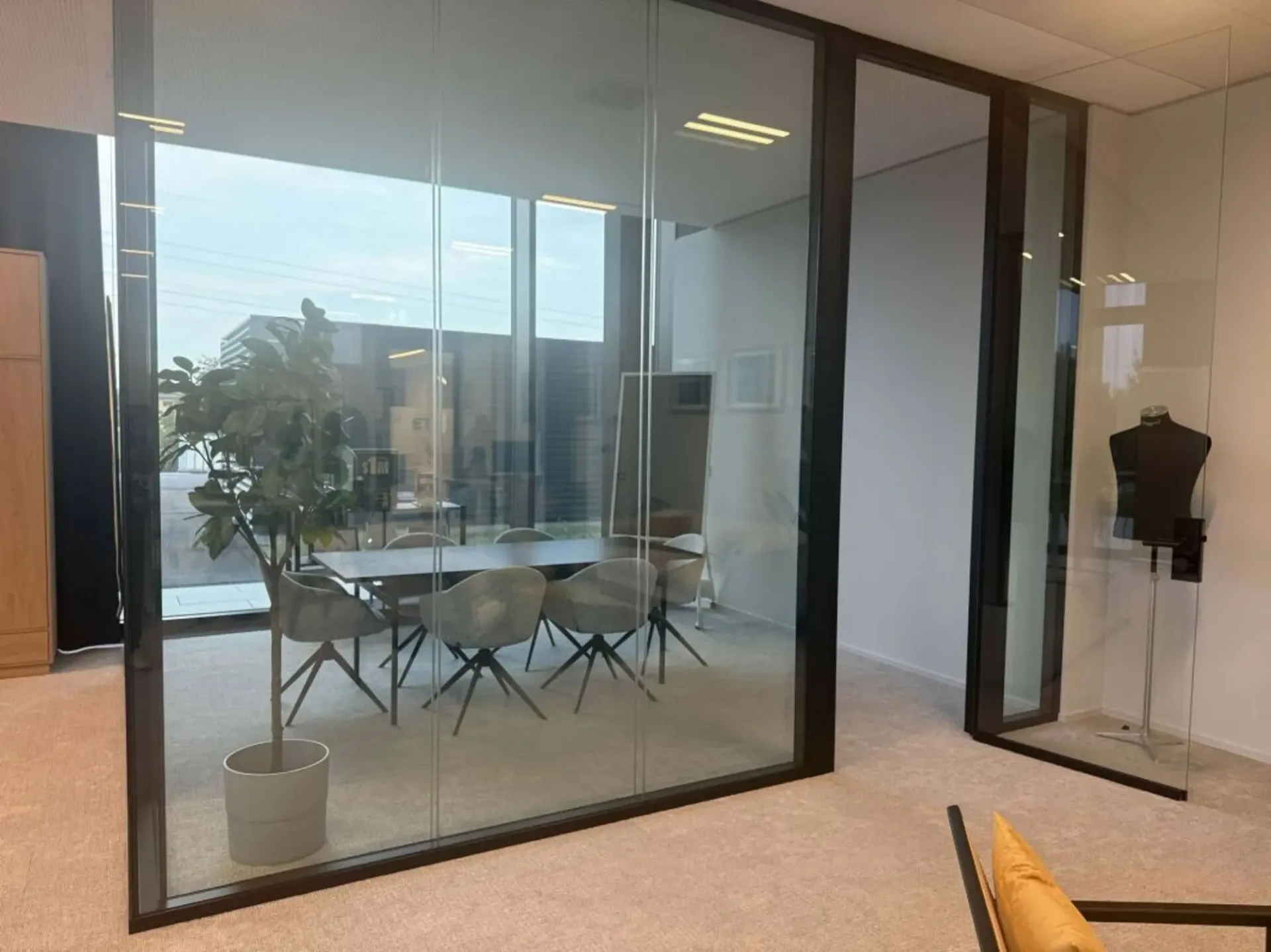 116 m² Büro mit eigener Teeküche und zwei Tiefgaragenplätzen in Rotkreuz