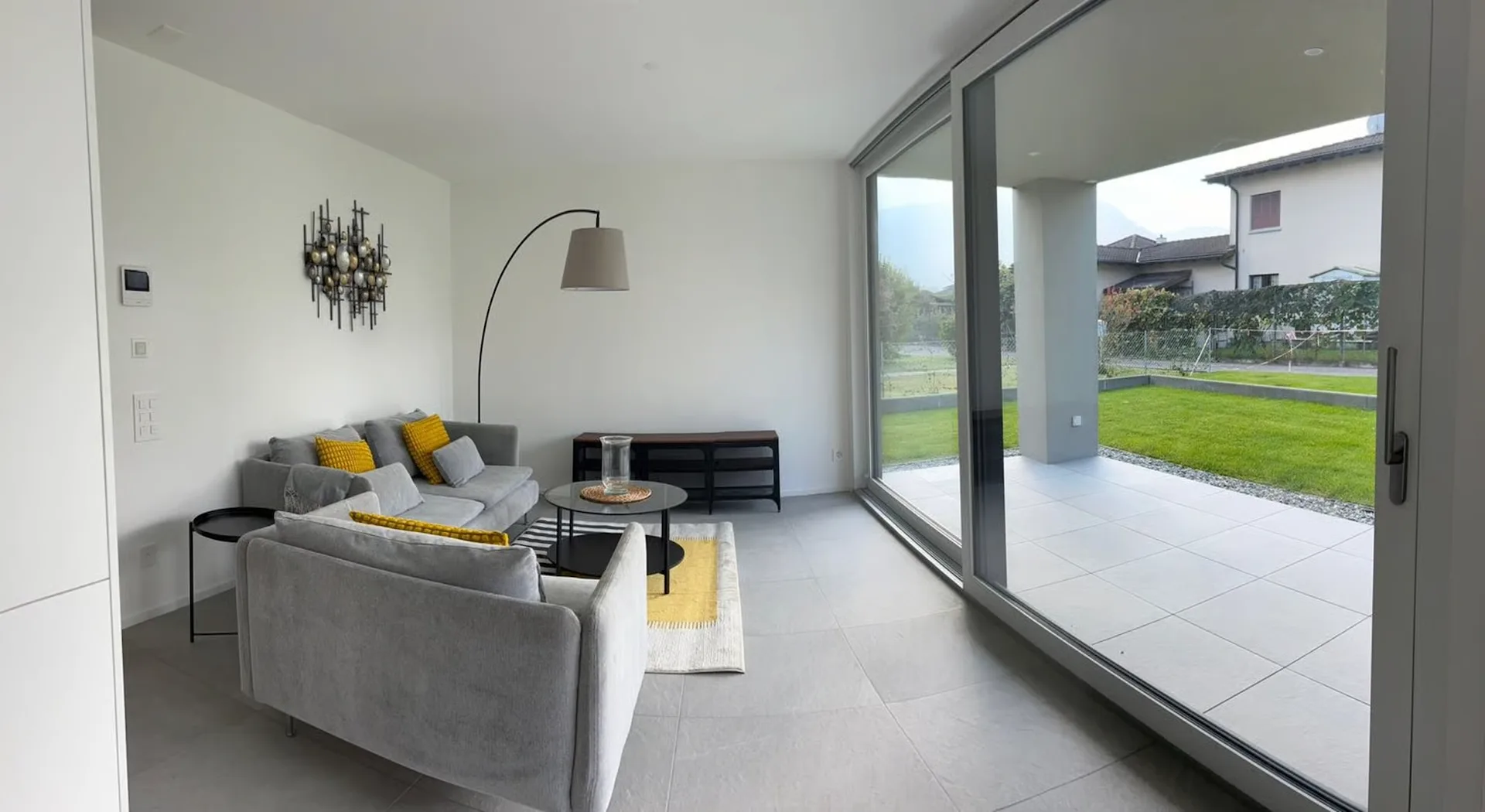 Möbliertes Appartement hocher Standard - 2.5 Zimmer mit großem privatem Garten (Erstvermietung)