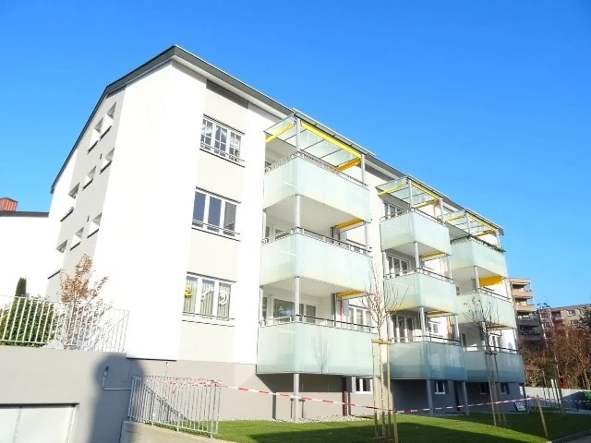 Moderne 4.5-ZW à 95 m² im 2. OG mit grossem Balkon