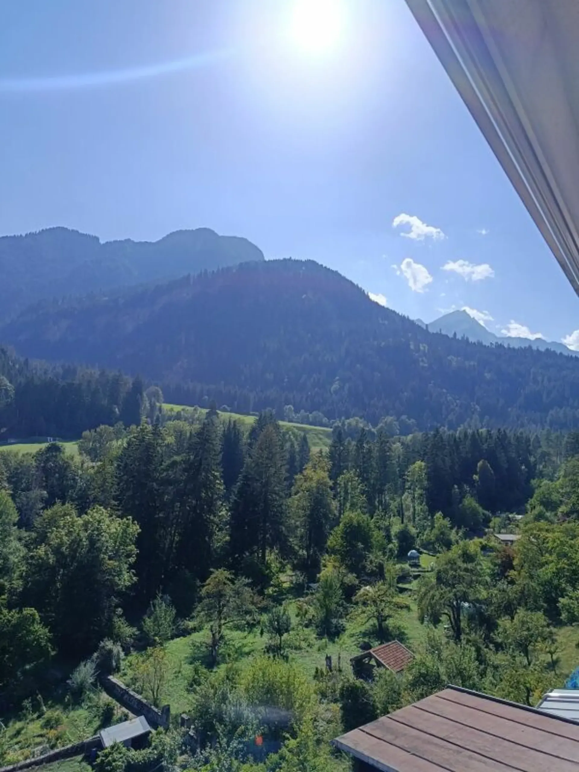 Appartement rénové de 4,5 pièces avec balcon sud et vue