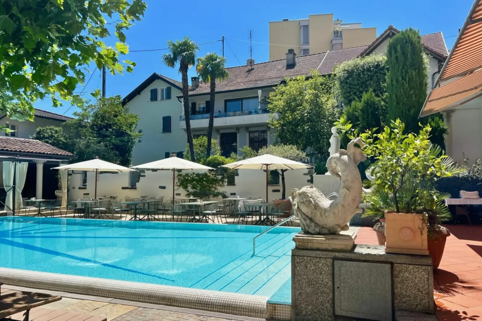Elegante Ferienwohnung mit grosser Terrasse, Gemeinschaftspool und direktem Seezugang