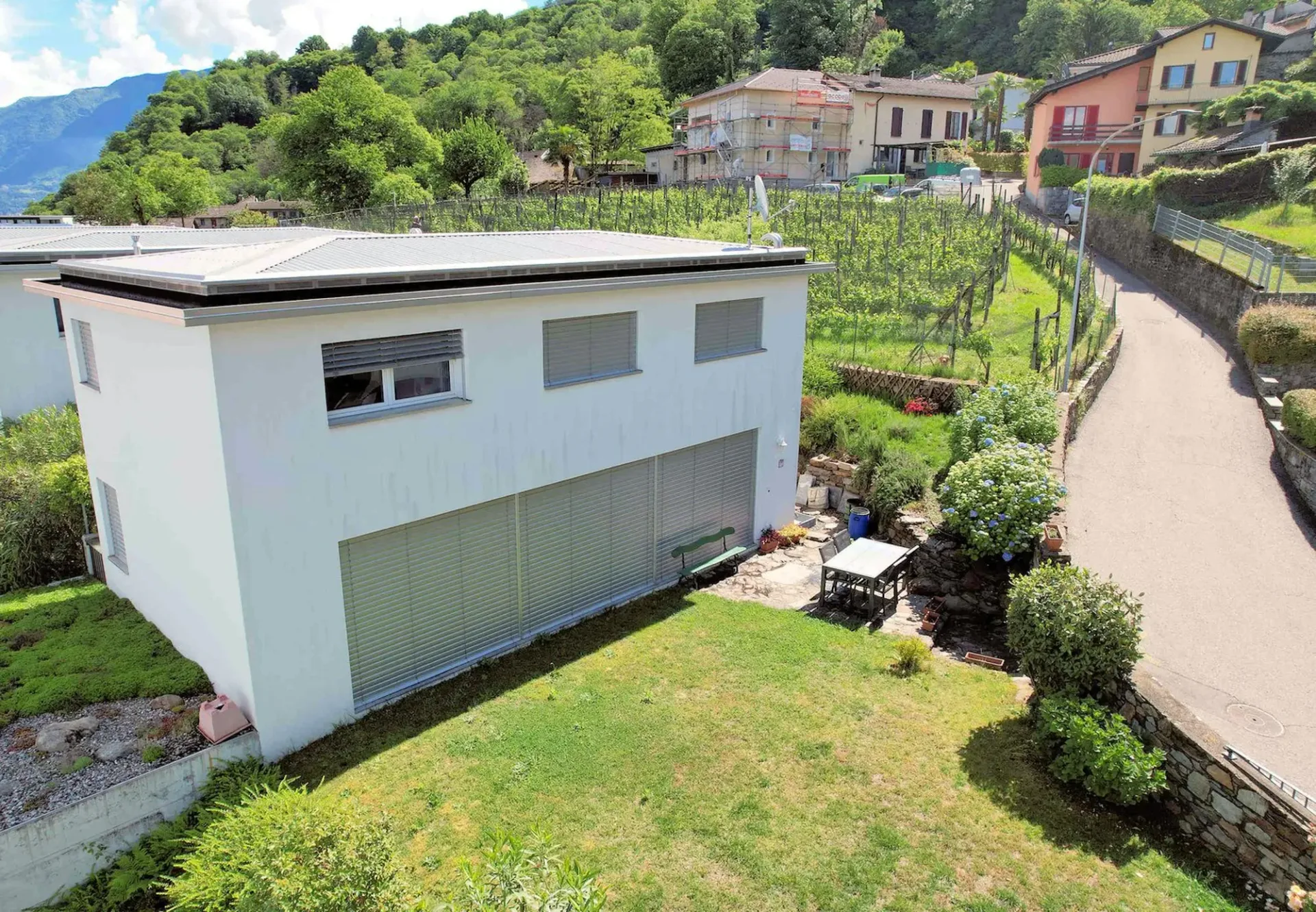 Moderne Villa mit schönem Garten in Hügelgegend