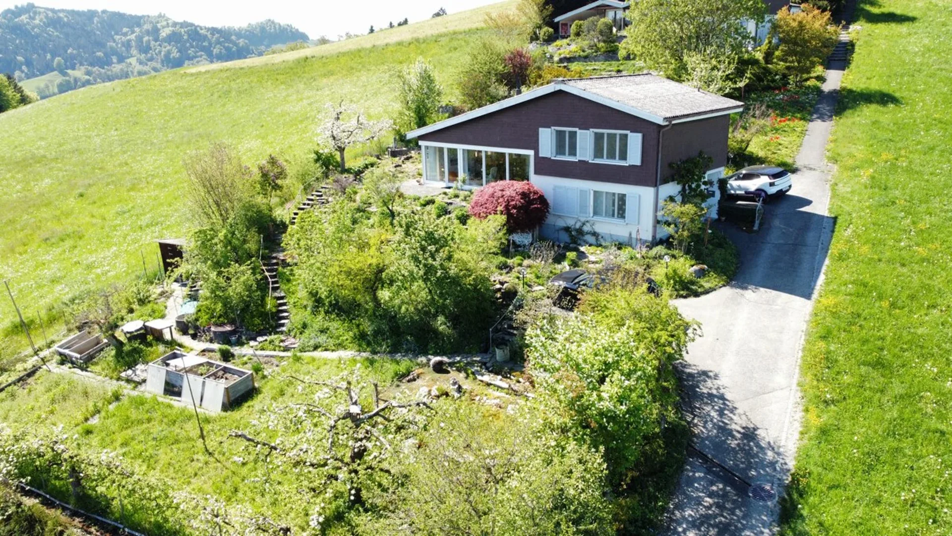 **RESERVIERT** 5.5-ZI.-EFH MIT NATURGARTEN