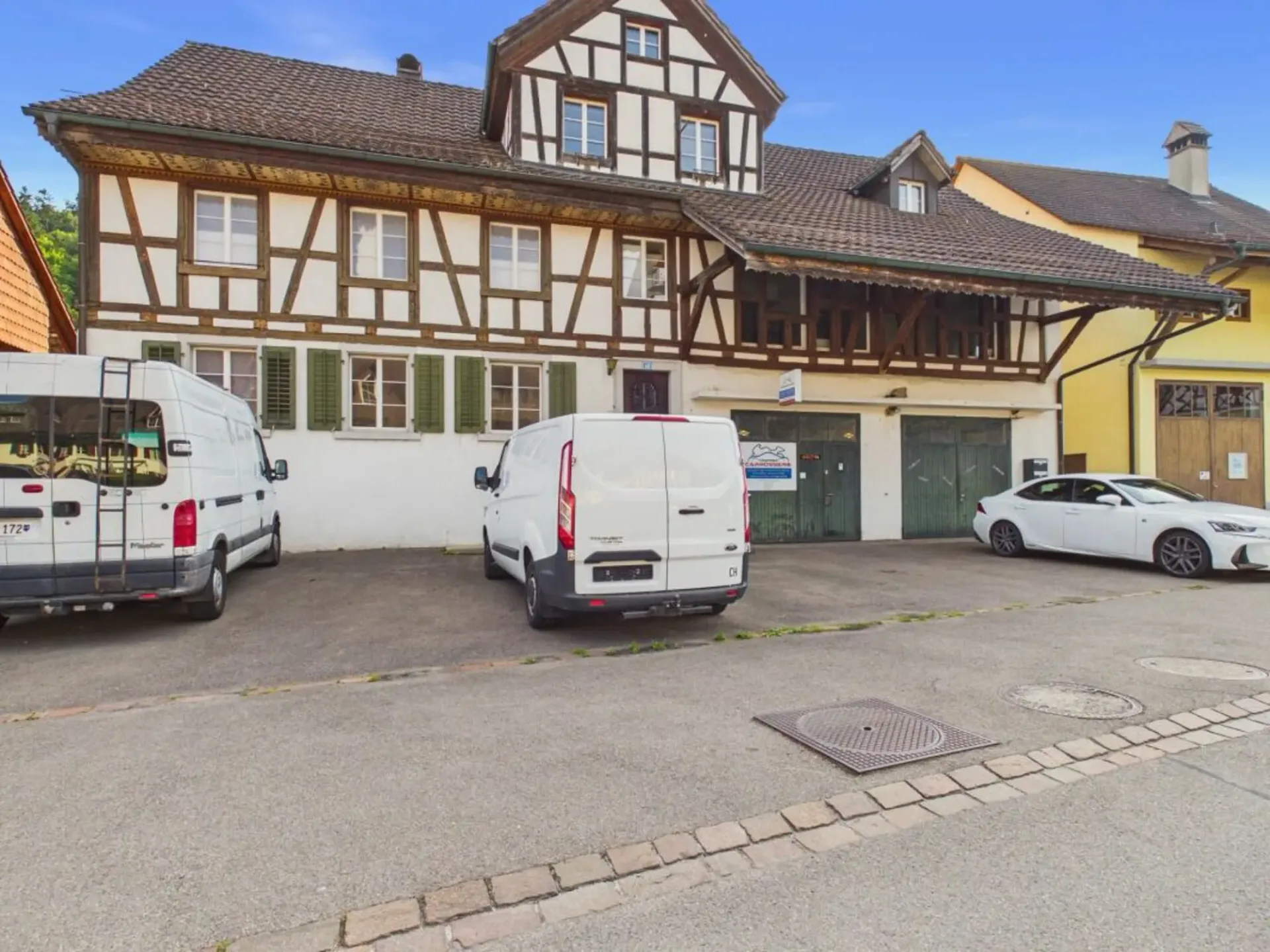Grosszügiges Mehrfamilienhaus mit Gewerbeeinheit