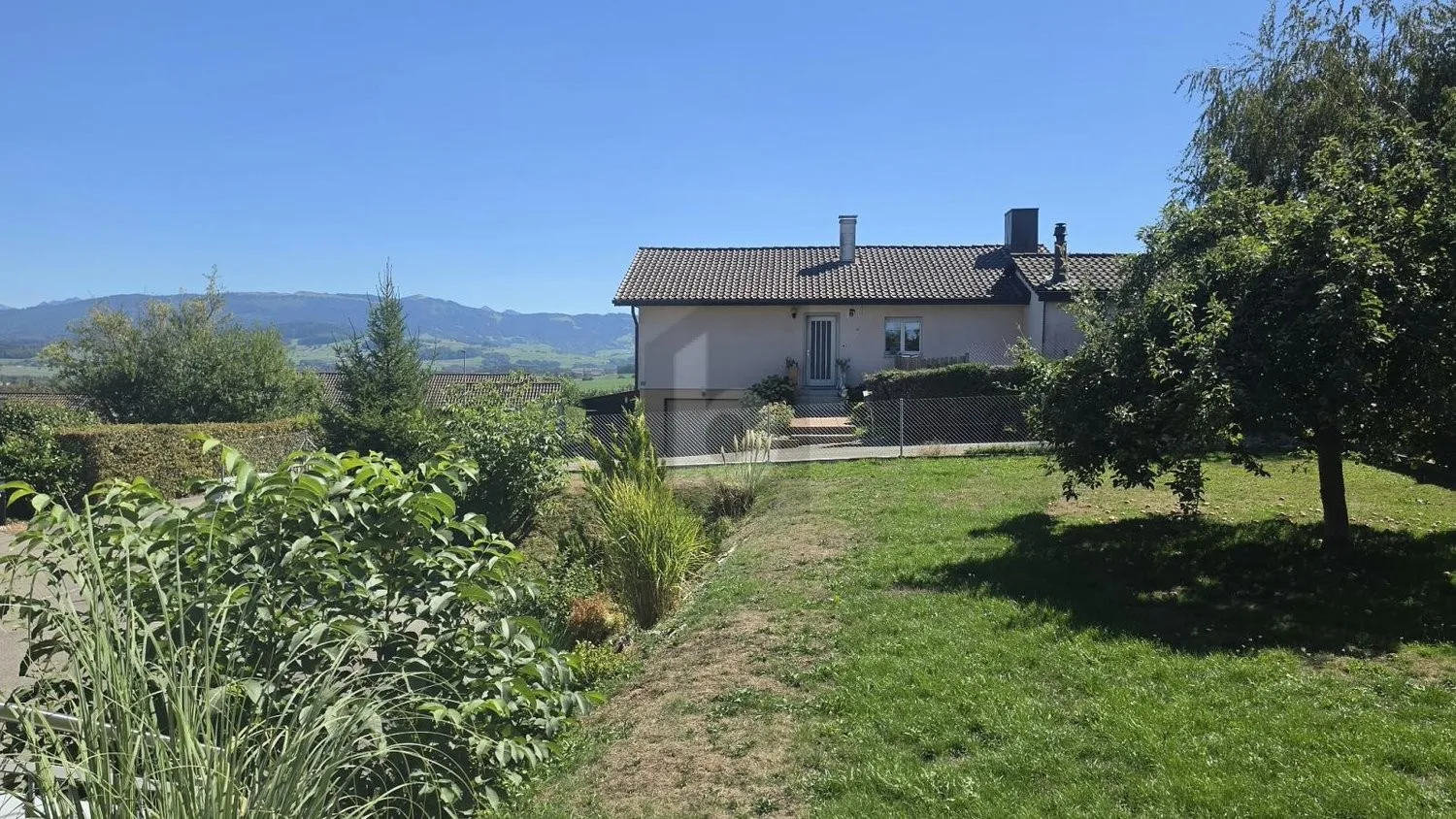 RÉNOVÉ AVEC TERRASSE ET VUE PRÉALPES
