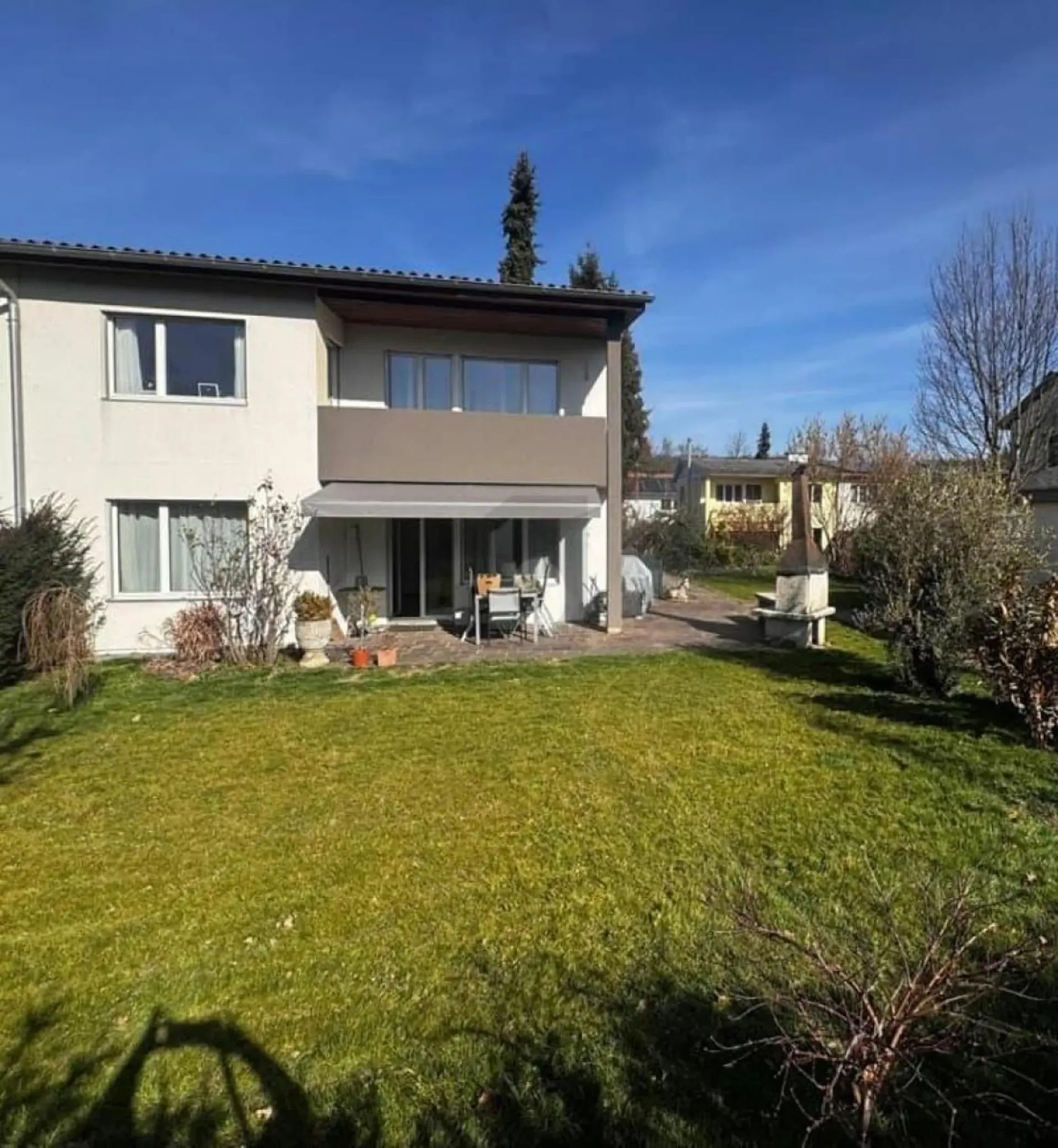 FAMILIENFREUNDLICH MIT SONNIGEM GARTEN
