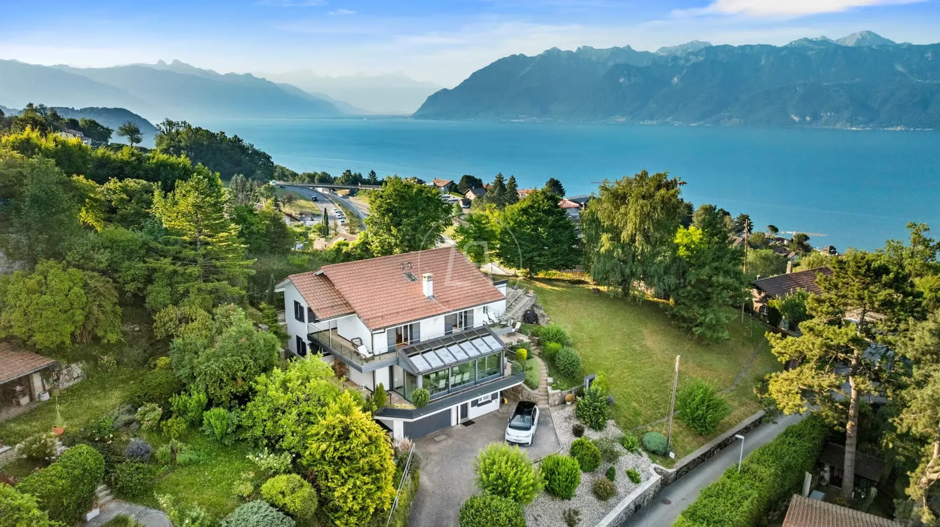 Moderne Immobilie mit Panoramablick in Grandvaux