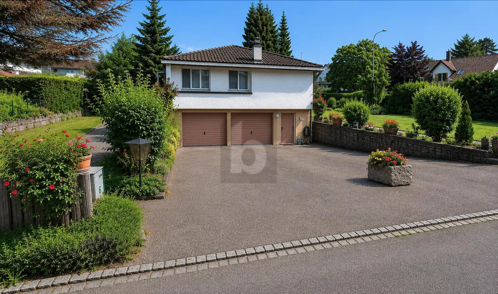 FAMILY-FRIENDLY WITH SUNNY GARDEN OASIS!