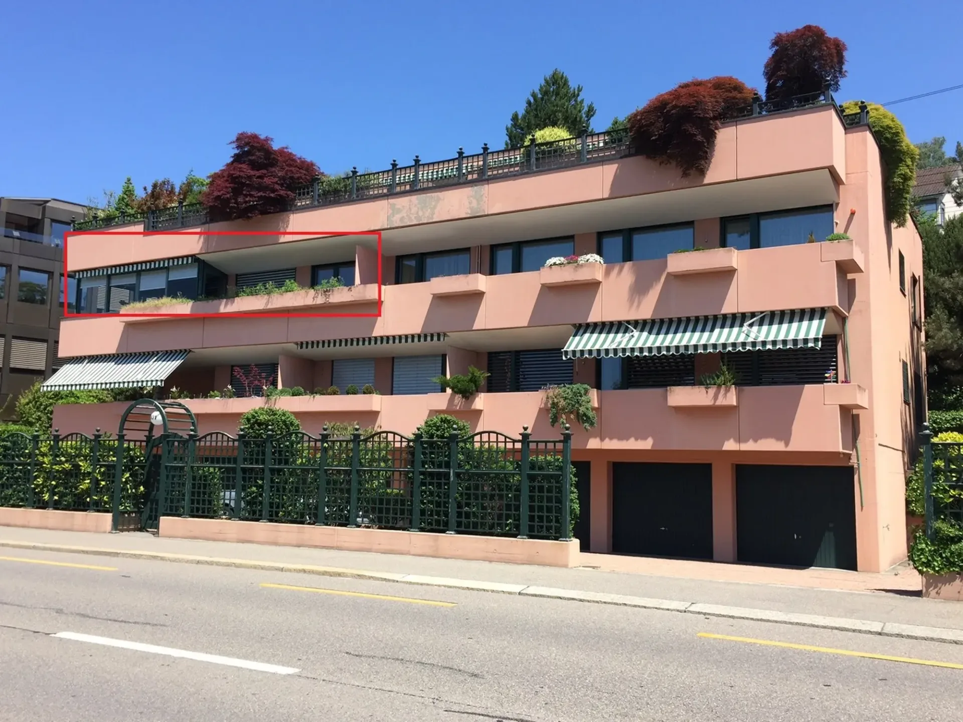 Schöne 2.5- Zimmerwohnung mit direkter Sicht auf den Zürichsee