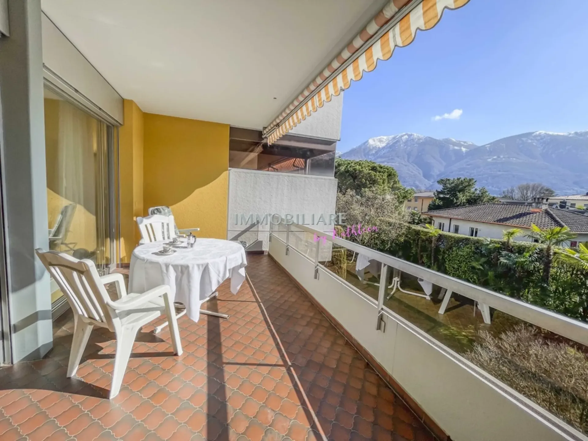 Helle, ruhige Ferienwohnung mit grossem Balkon, Gemeinschaftspool