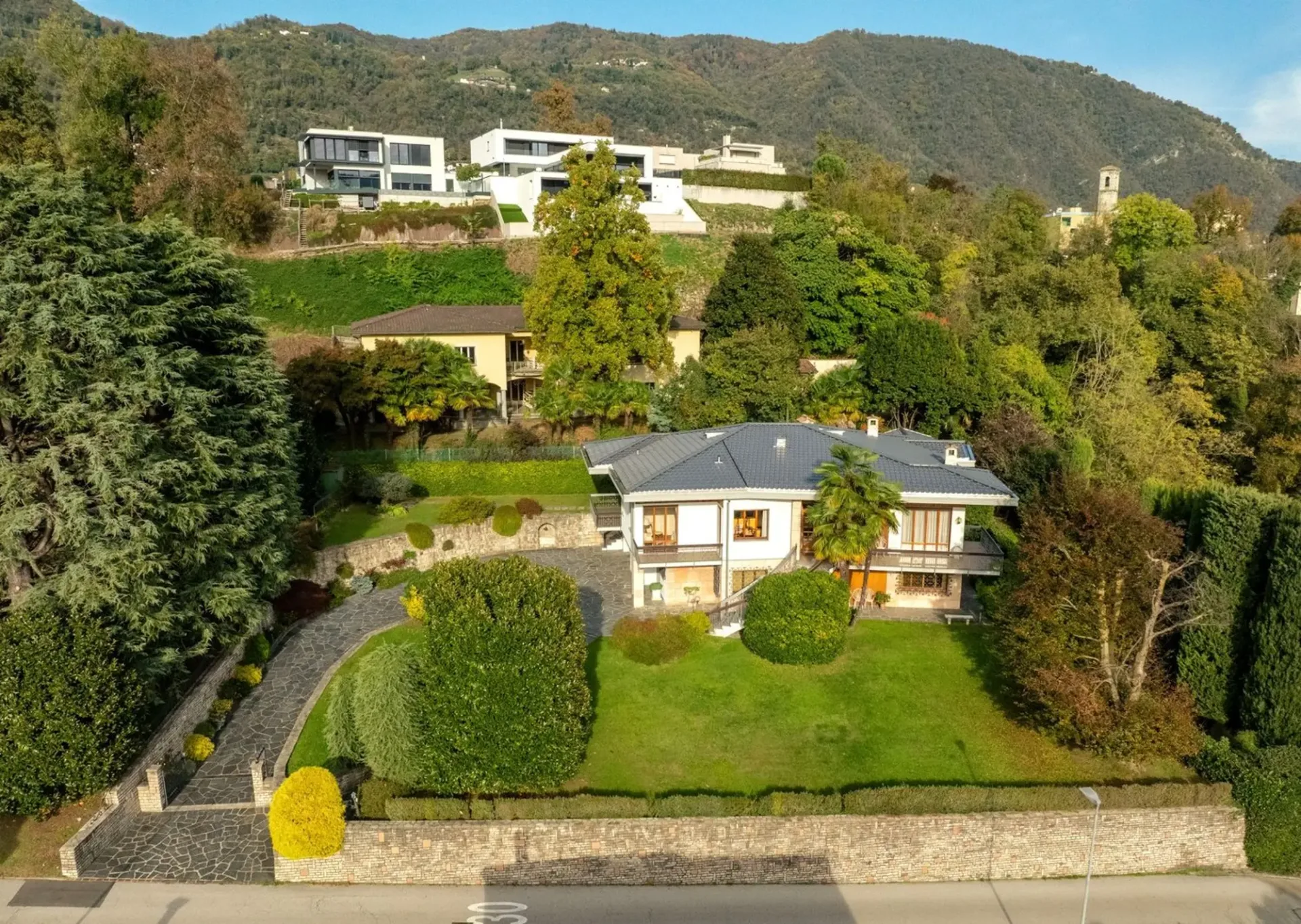 Elegante villa di 9.5 locali con vista panoramica a Morbio Inferiore