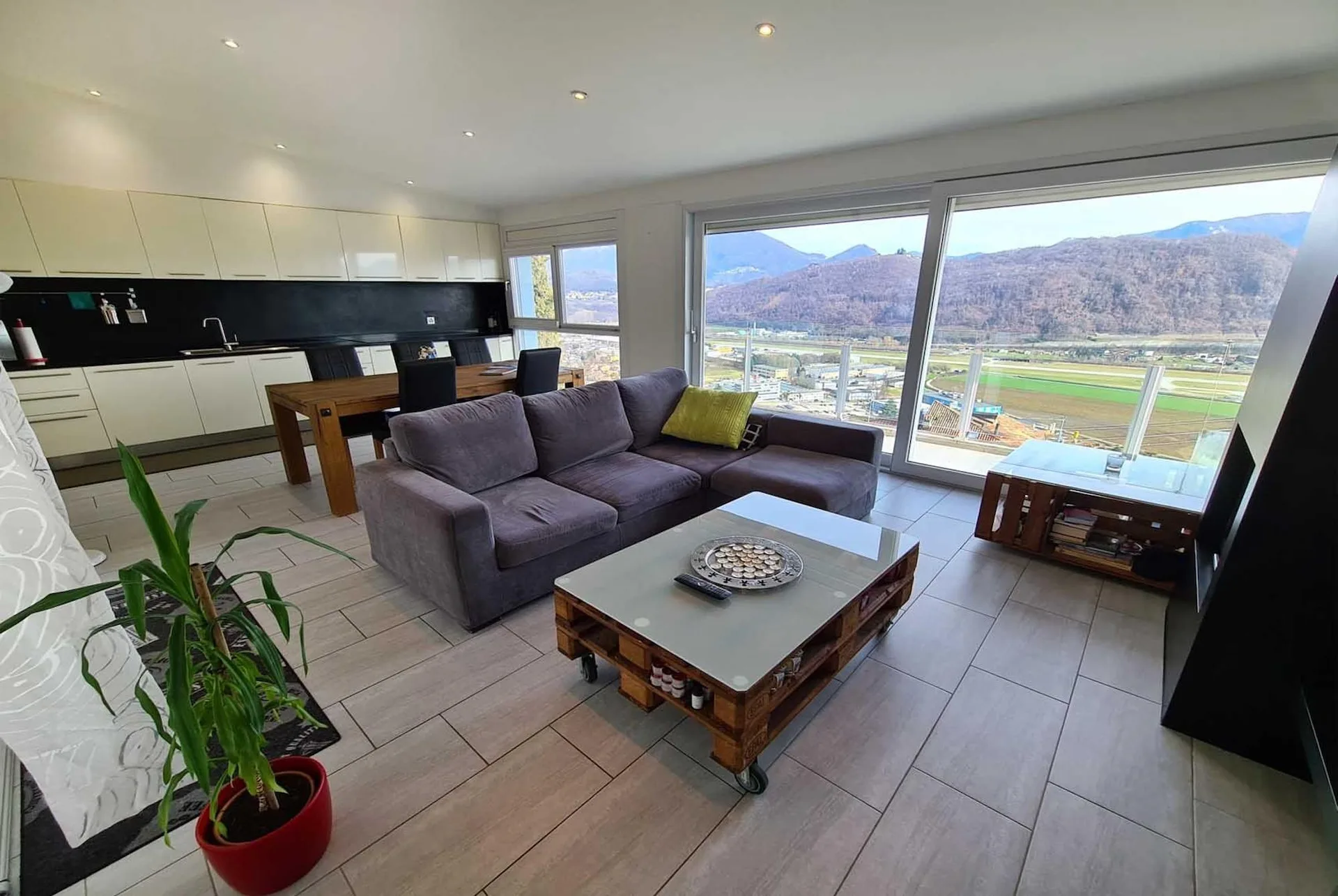 GRANDE ATTICO 5.5 CON AMPIA TERRAZZA E VISTA LAGO A BIOGGIO