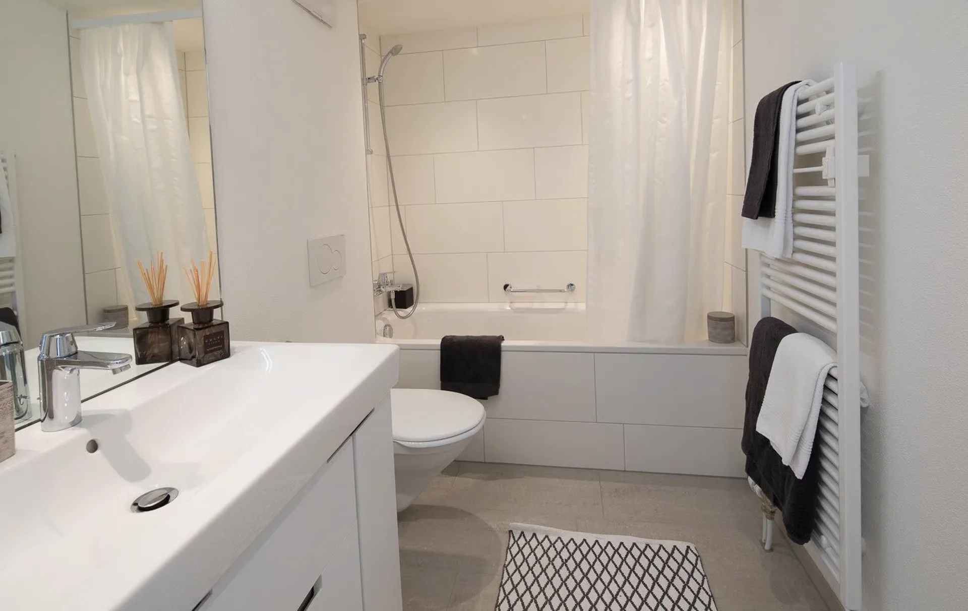 Moderne möblierte 2-Zimmer-Wohnung mit Balkon in Zürich Wiedikon