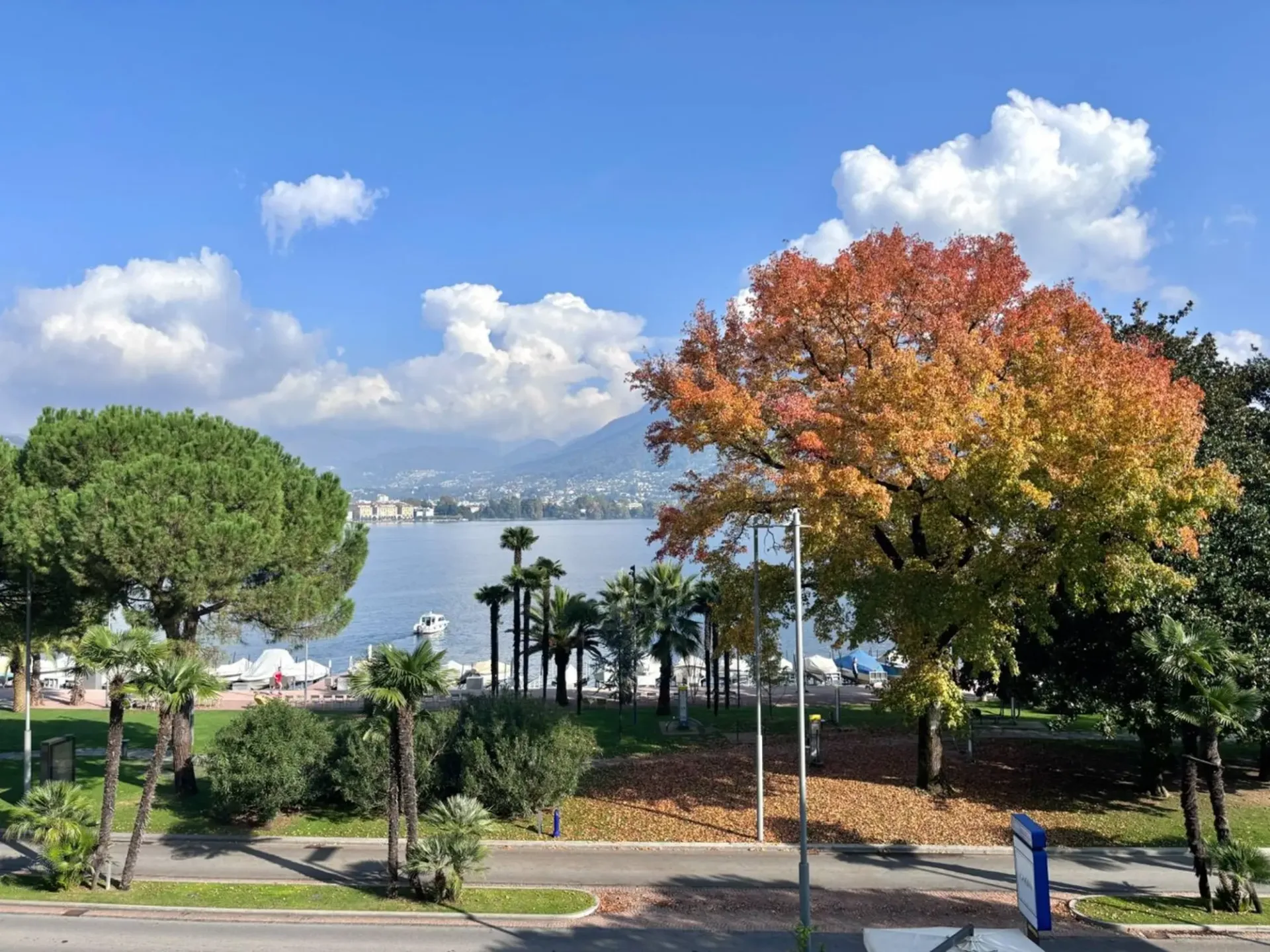 In prima fila fronte lago, a Paradiso.