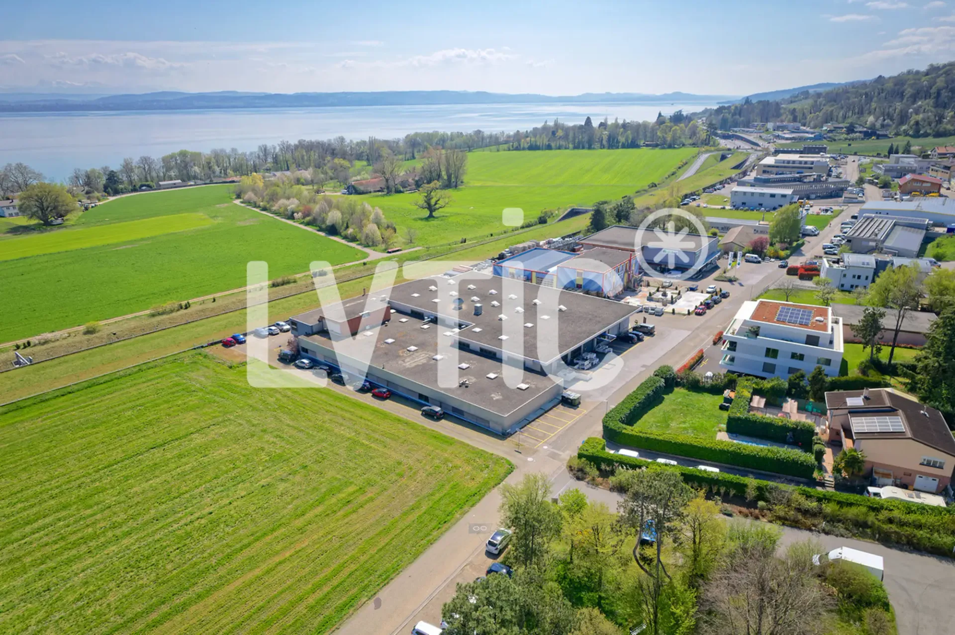 Industriehalle 2800 m2 mit Büros - Autobahn 2 Minuten - Bevaix (NE)