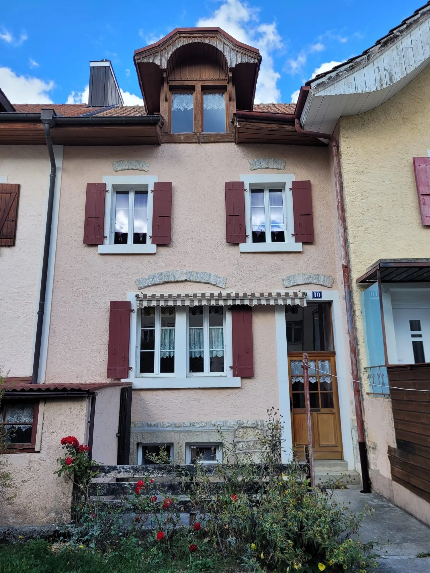 Fleurier - Haus zur Renovierung mit Garten und Garage
