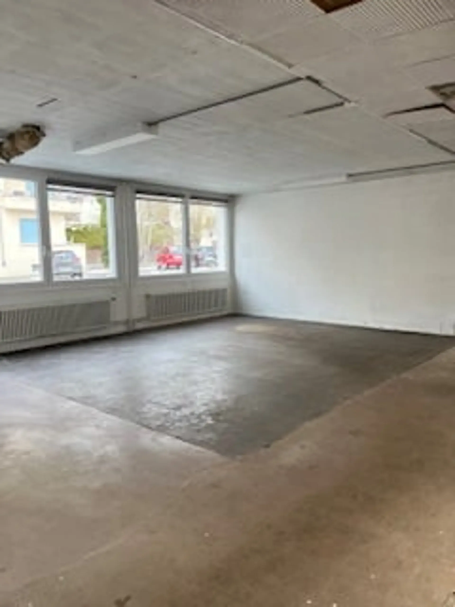 Kommerzieller Raum und Werkstatt im Erdgeschoss in Le Locle