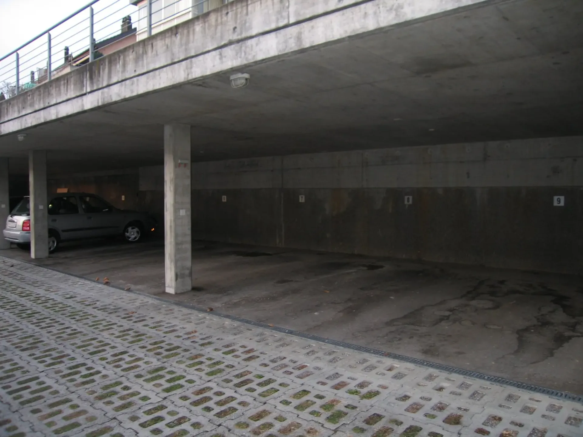 Überdachter Parkplatz