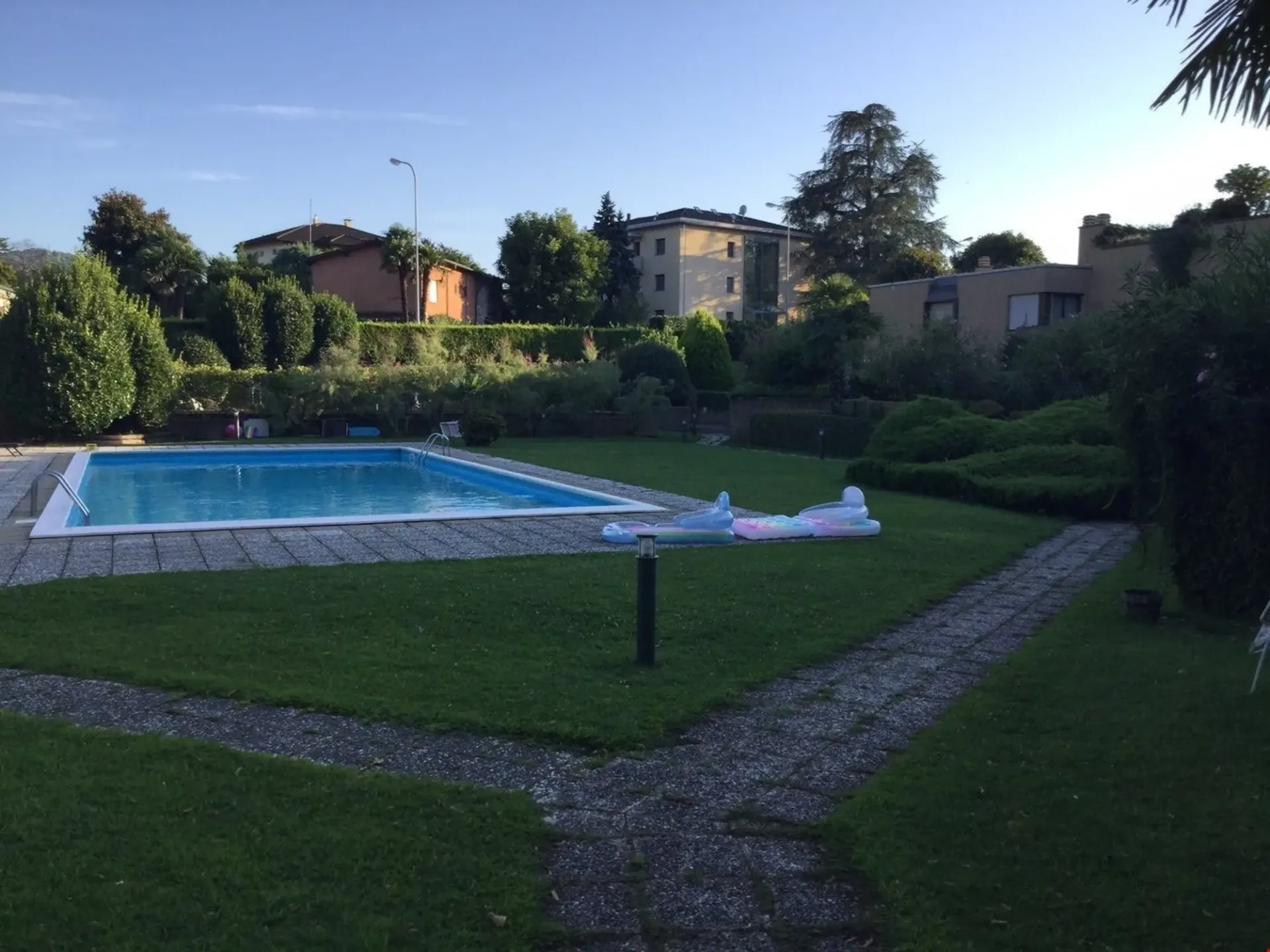 Appartamento arredato di 5,5 locali con giardino privato