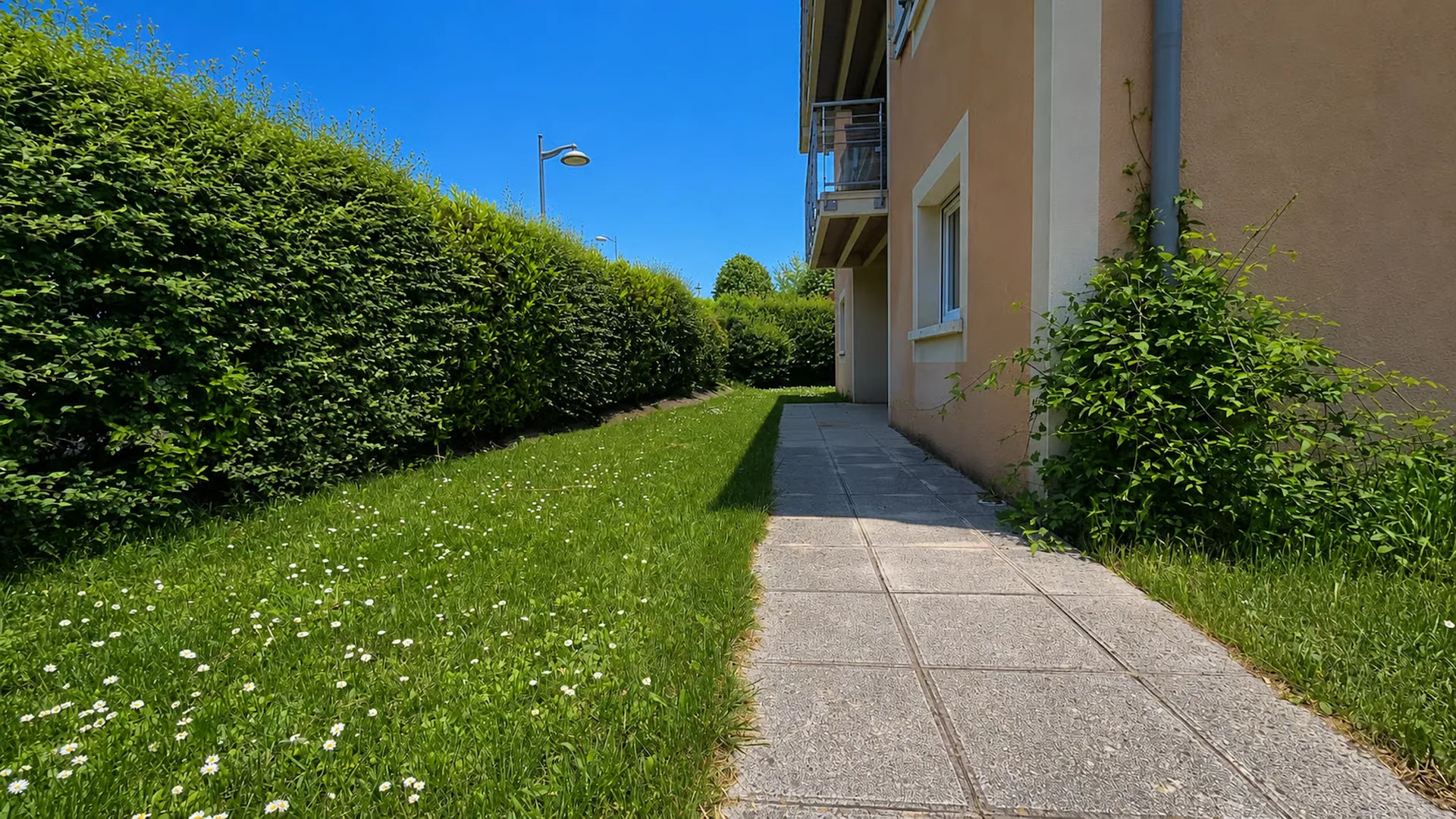 Peron, T3 76m2 with terrace/garden 103m2, cellar and 2 parkings