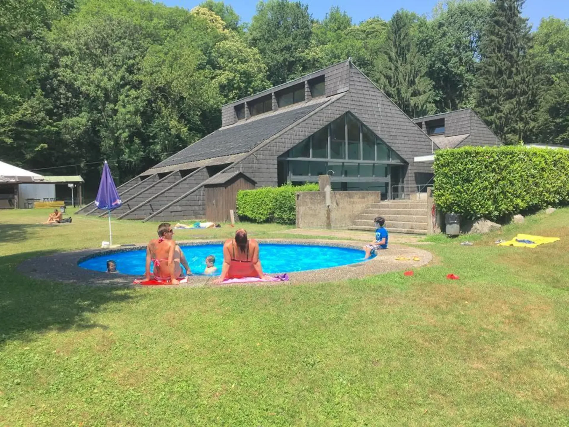 Touristische Struktur mit Restaurant und Pool im Malcantone
