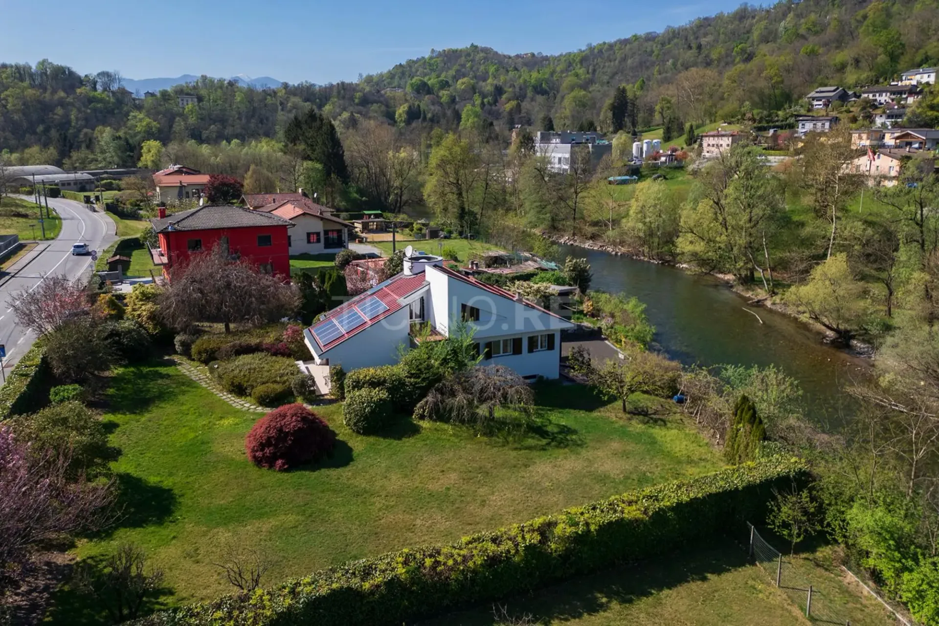 Villa con ampio giardino ? a pochi minuti dal confine italo-svizzero