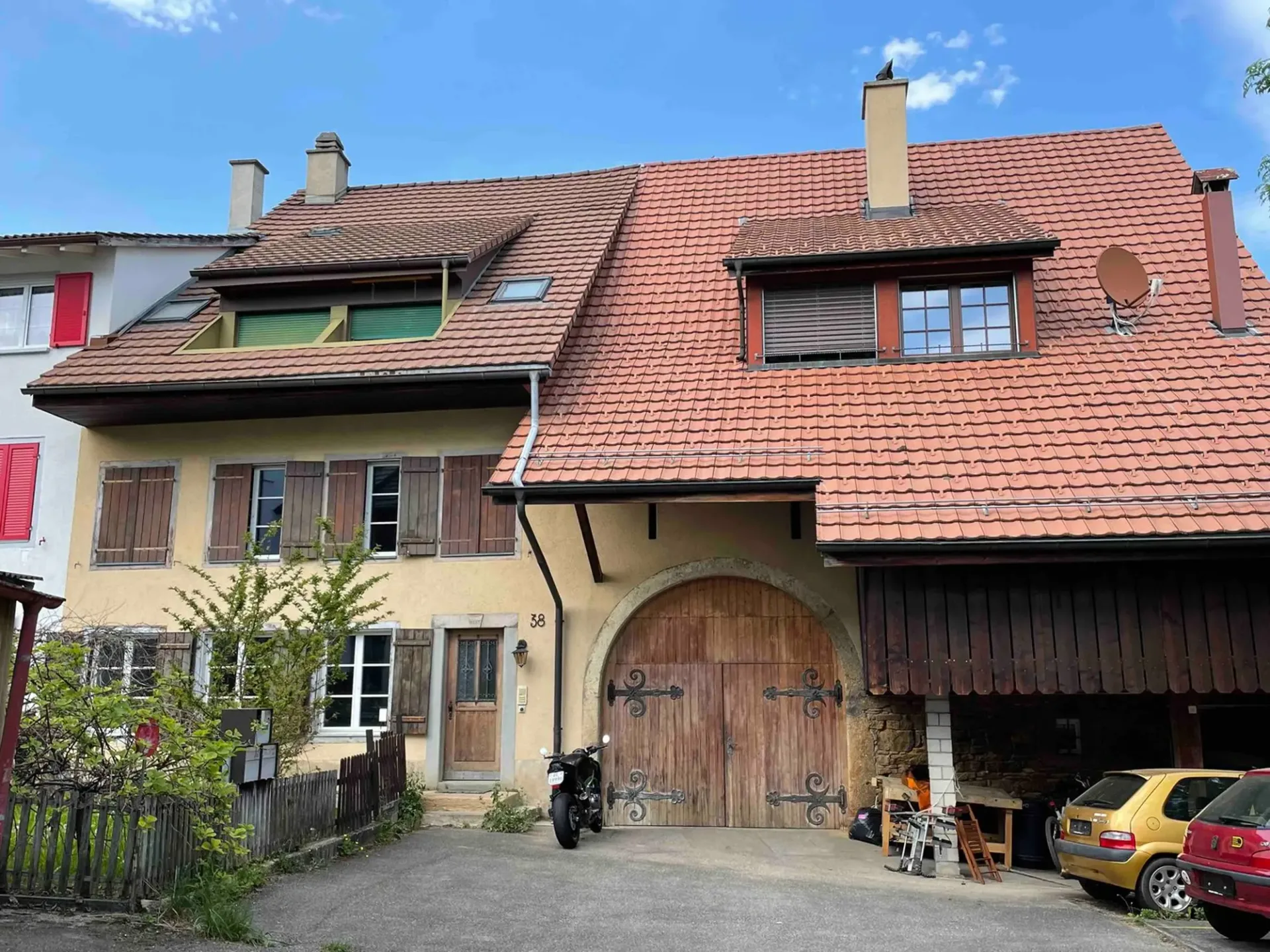 Ländliches Mehrfamilienhaus mit 3 Wohnungen in der Kernzone