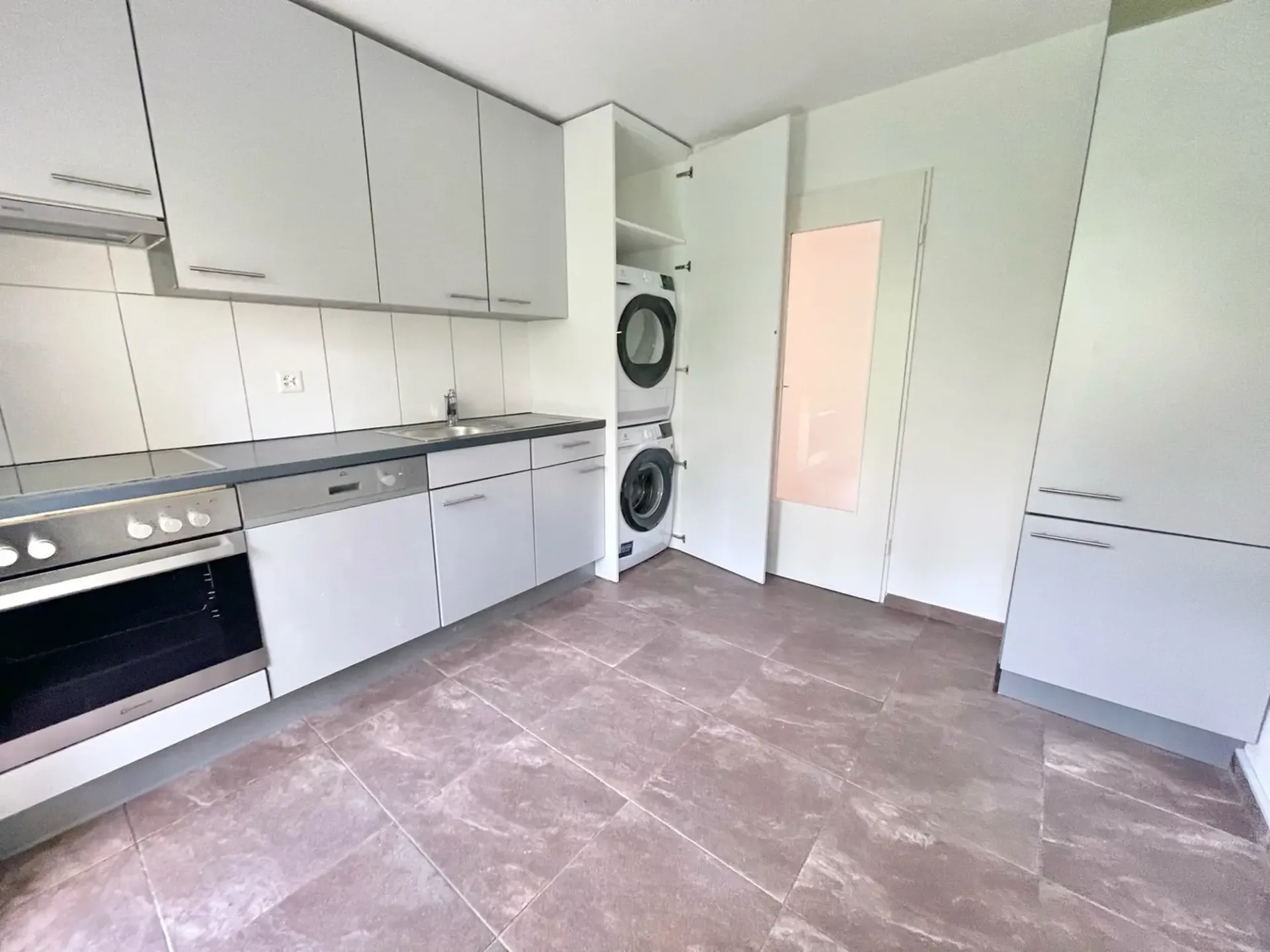 Preiswerte, grosszügige 4.5 Zimmer Wohnungen an Hanglage mit genialer Panoramasicht