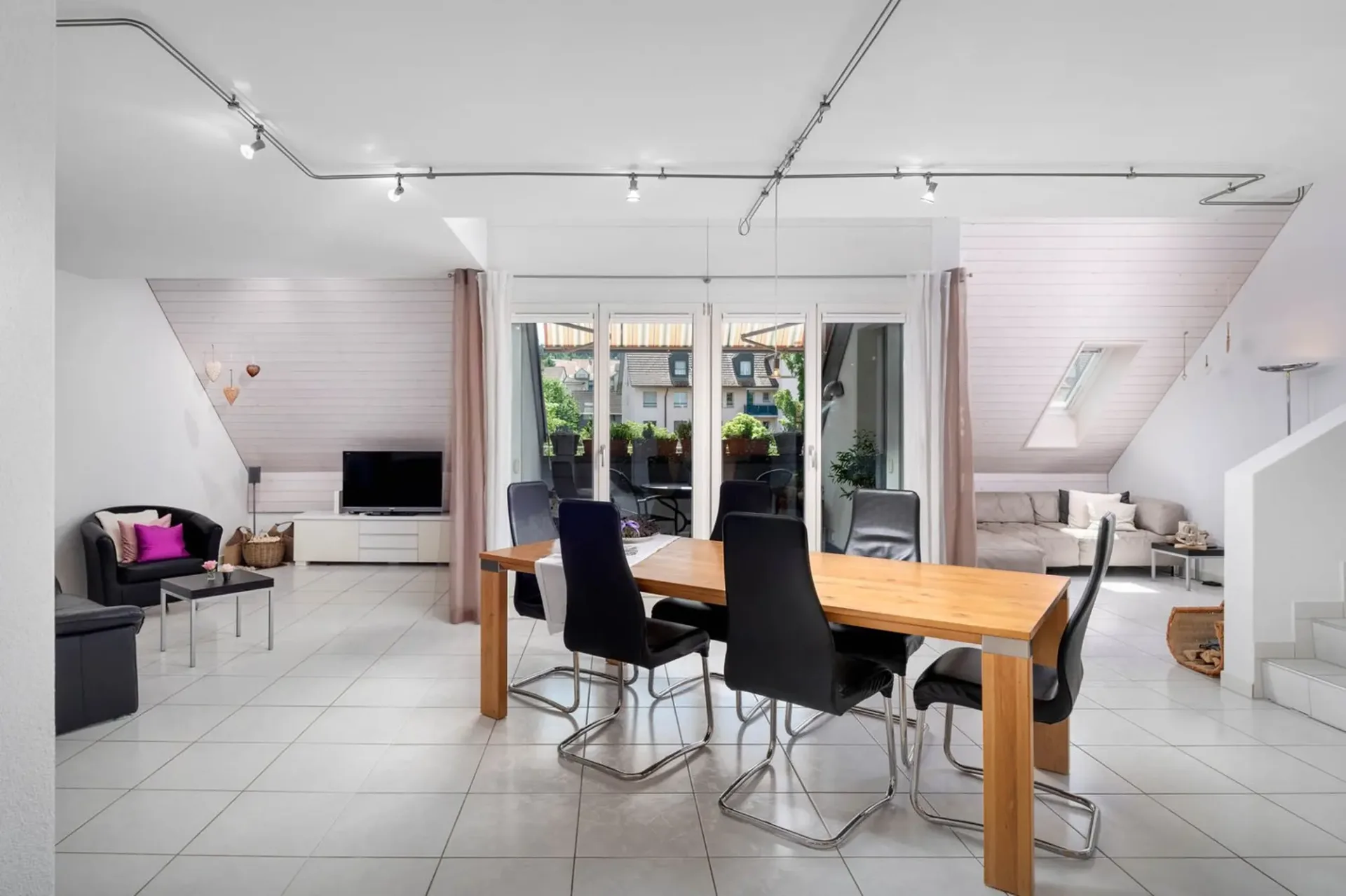 Charmante 6.5-Zimmer-Dachmaisonette mit Cheminée & Weitsicht
