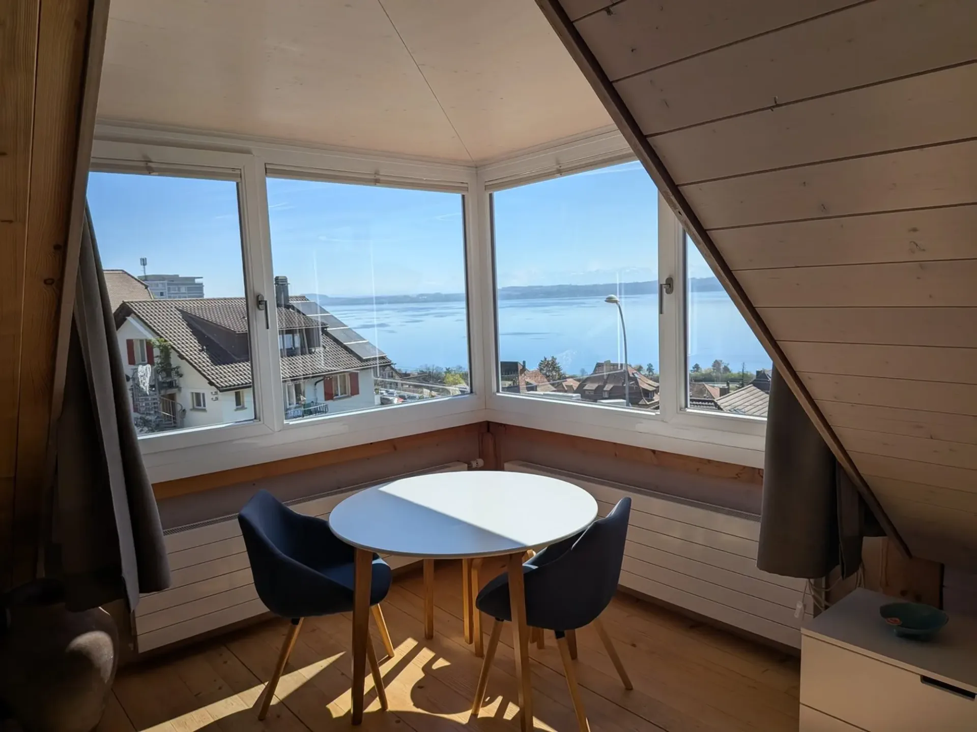 Großes Duplex mit 6.5 Zimmern und Panoramablick auf den See und die Alpen, privater Garten