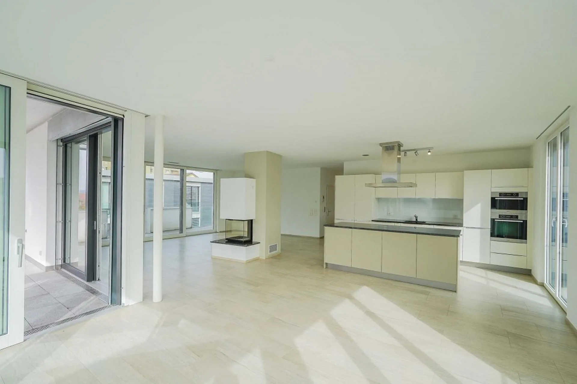 Wohngenuss der Extraklasse! Elegante 4.5 Zimmer-Attikawohnung an zentraler Lage