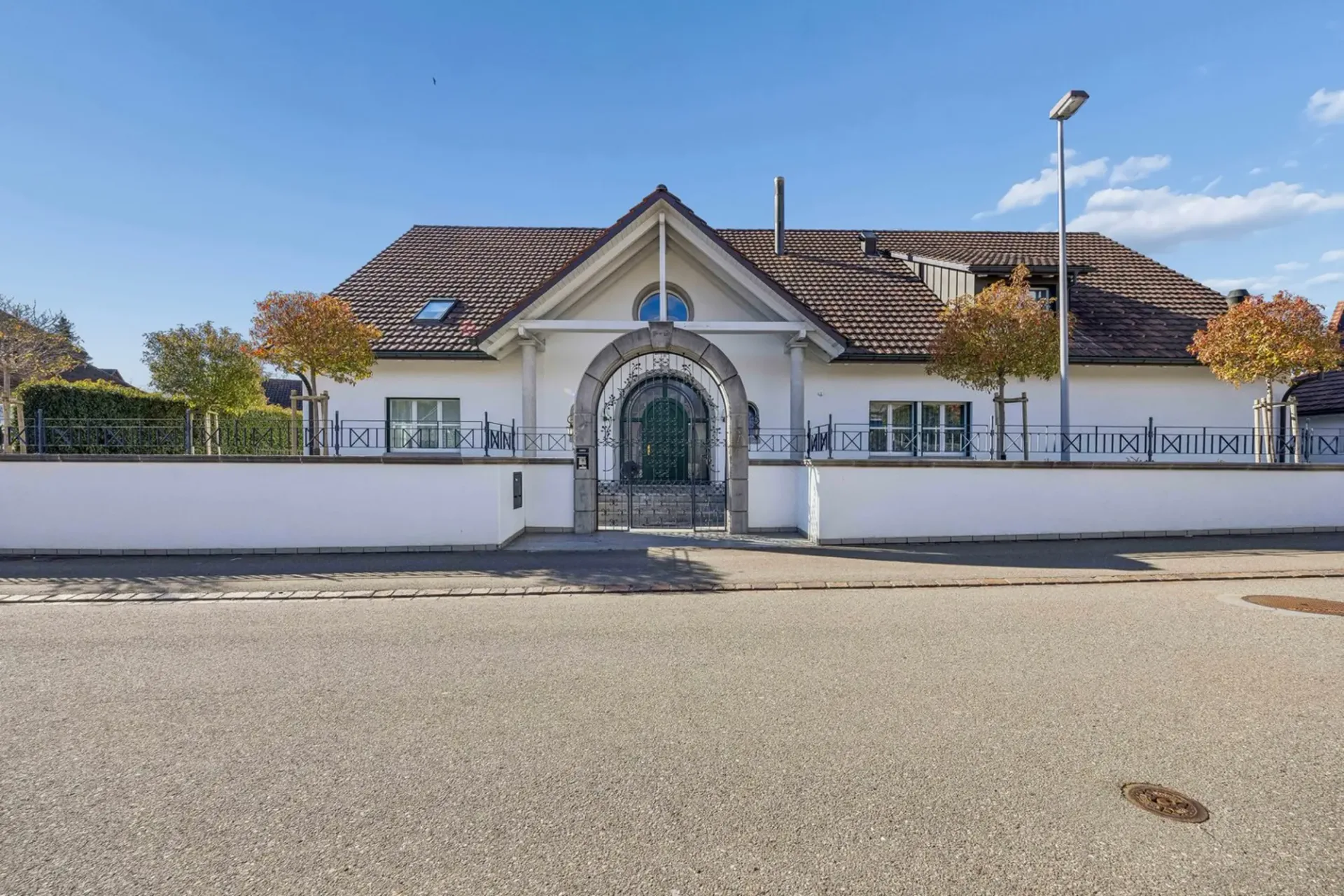 12-Zimmer-Villa mit Indoor-Pool | Mietkauf möglich