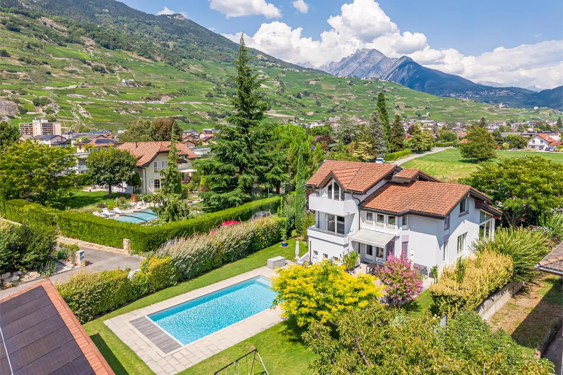 Prächtige Familienvilla mit Pool und Außenküche