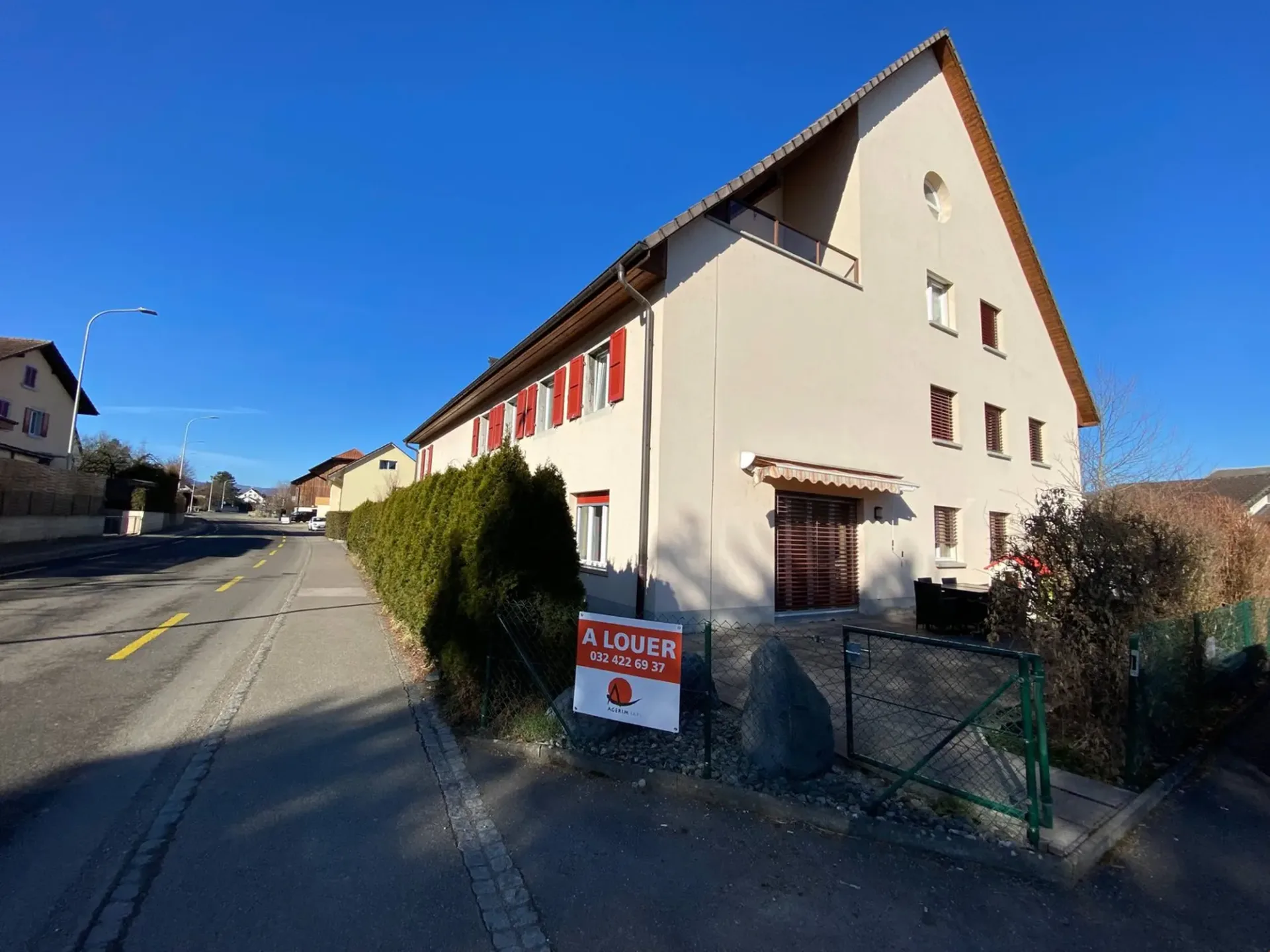 Geräumige 4 1/2-Zimmer-Wohnung im Erdgeschoss mit privater Terrasse