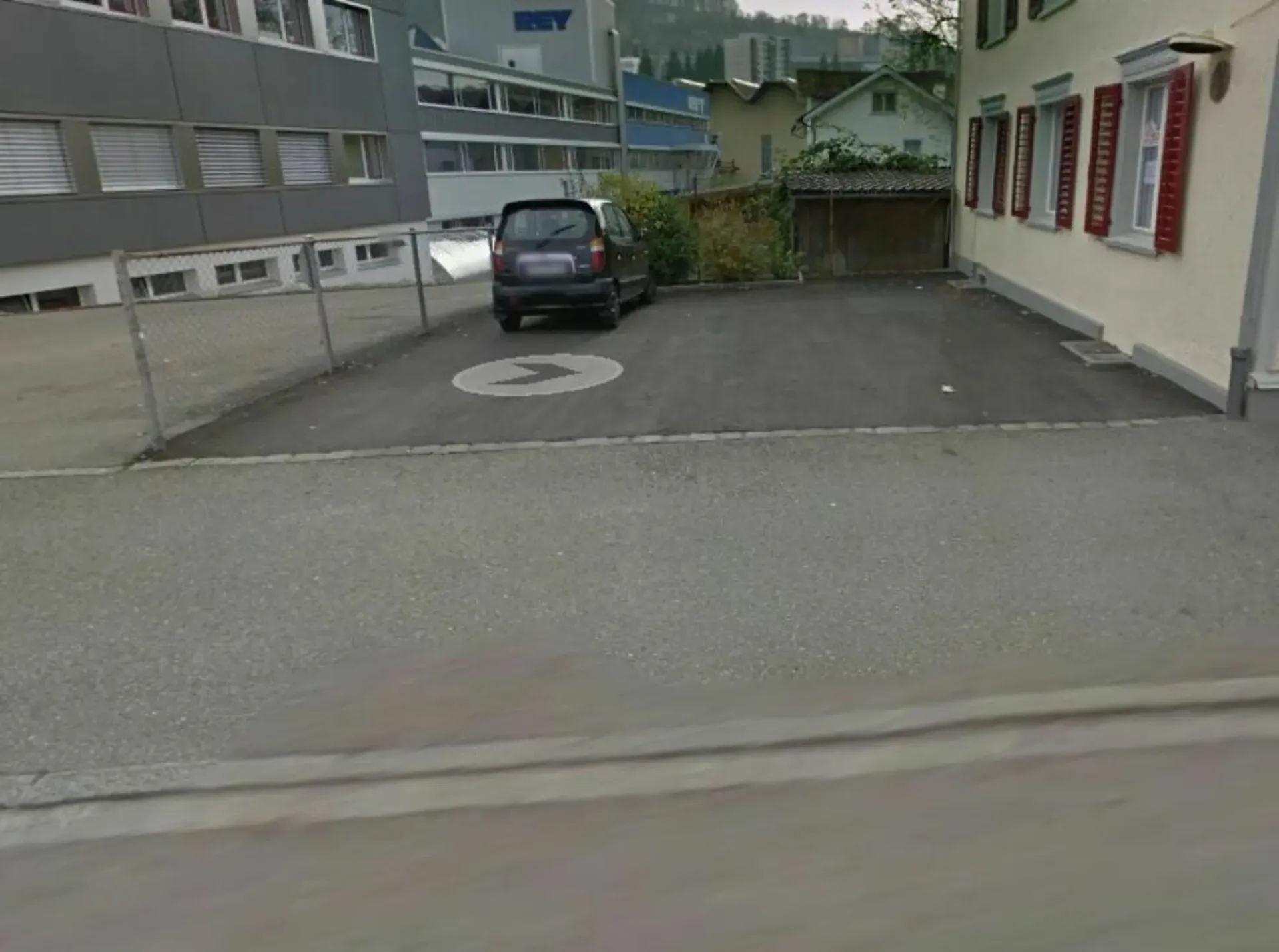 Grossflächiger Parkplatz zu vermieten