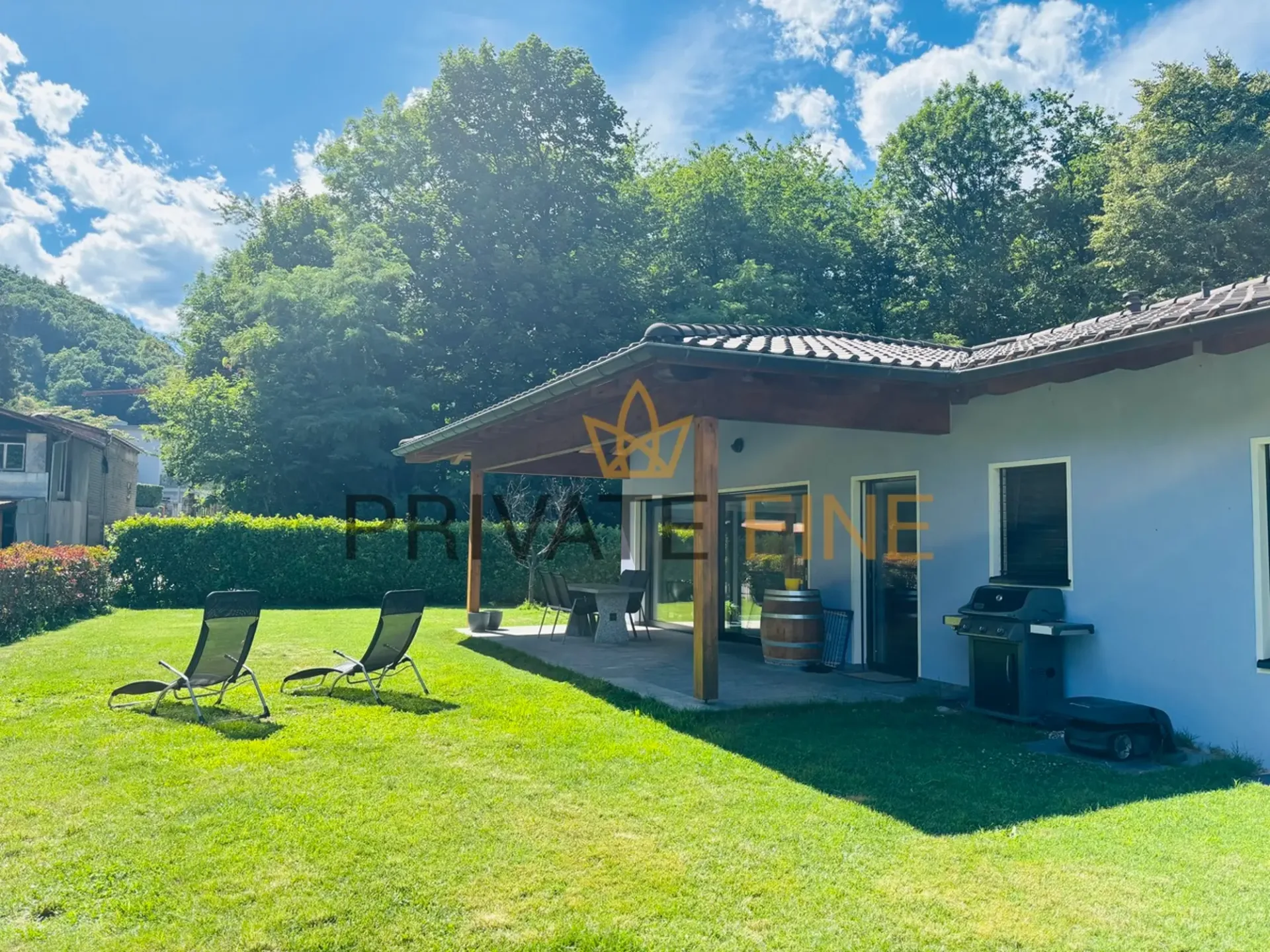 VENDESI A GOLINO - MODERNA CASA UNIFAMILIARE CON GIARDINO PRIVATO