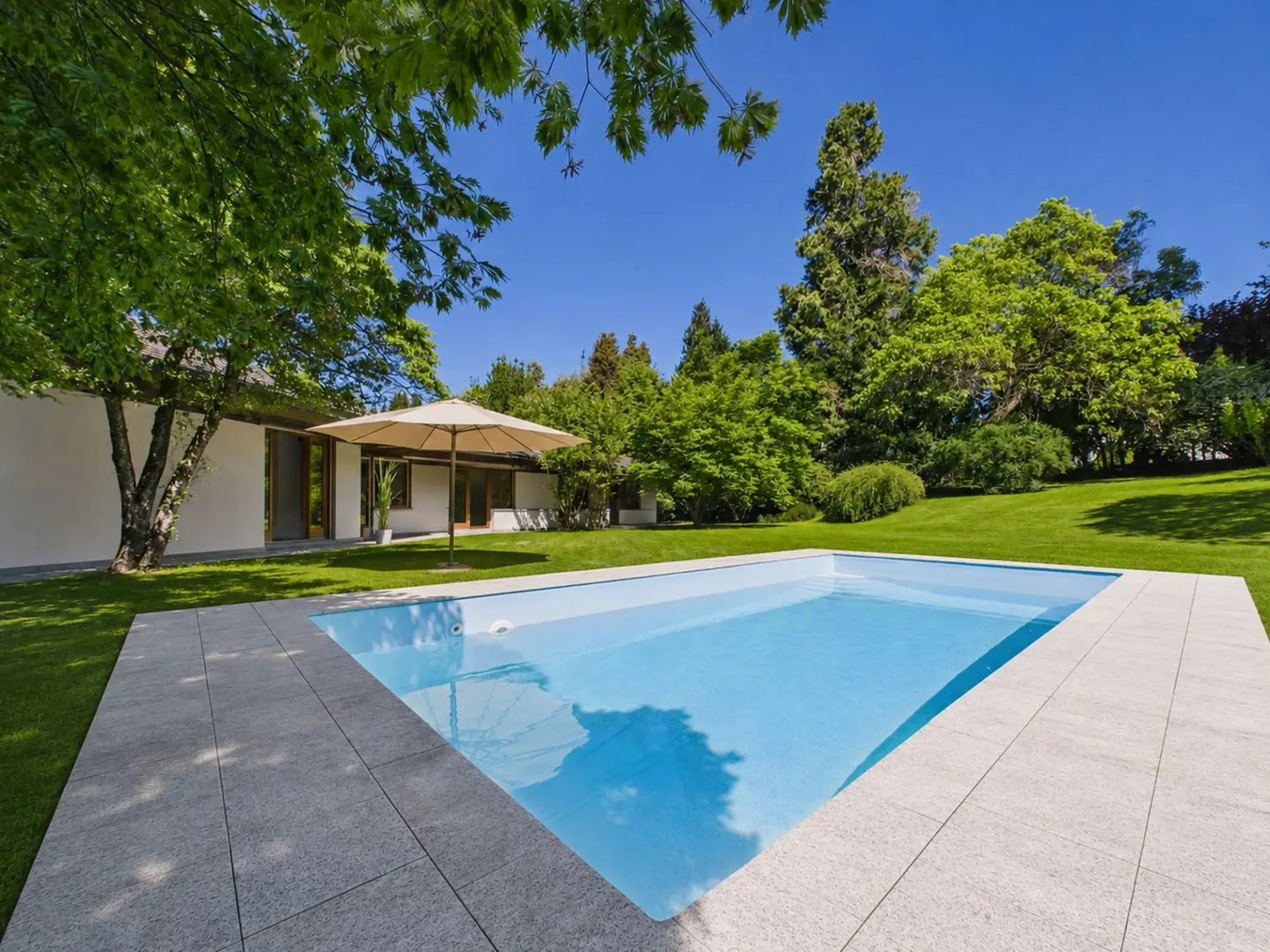 Elegante Villa mit Pool und privatem Garten in Gentilino
