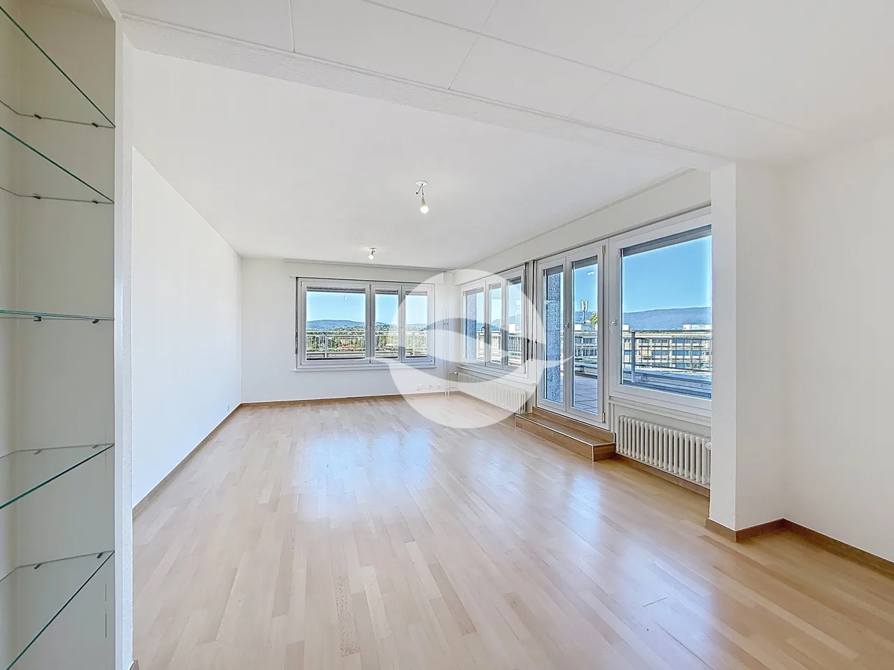 5 rooms duplex apartment refreshed with large corner terrace!