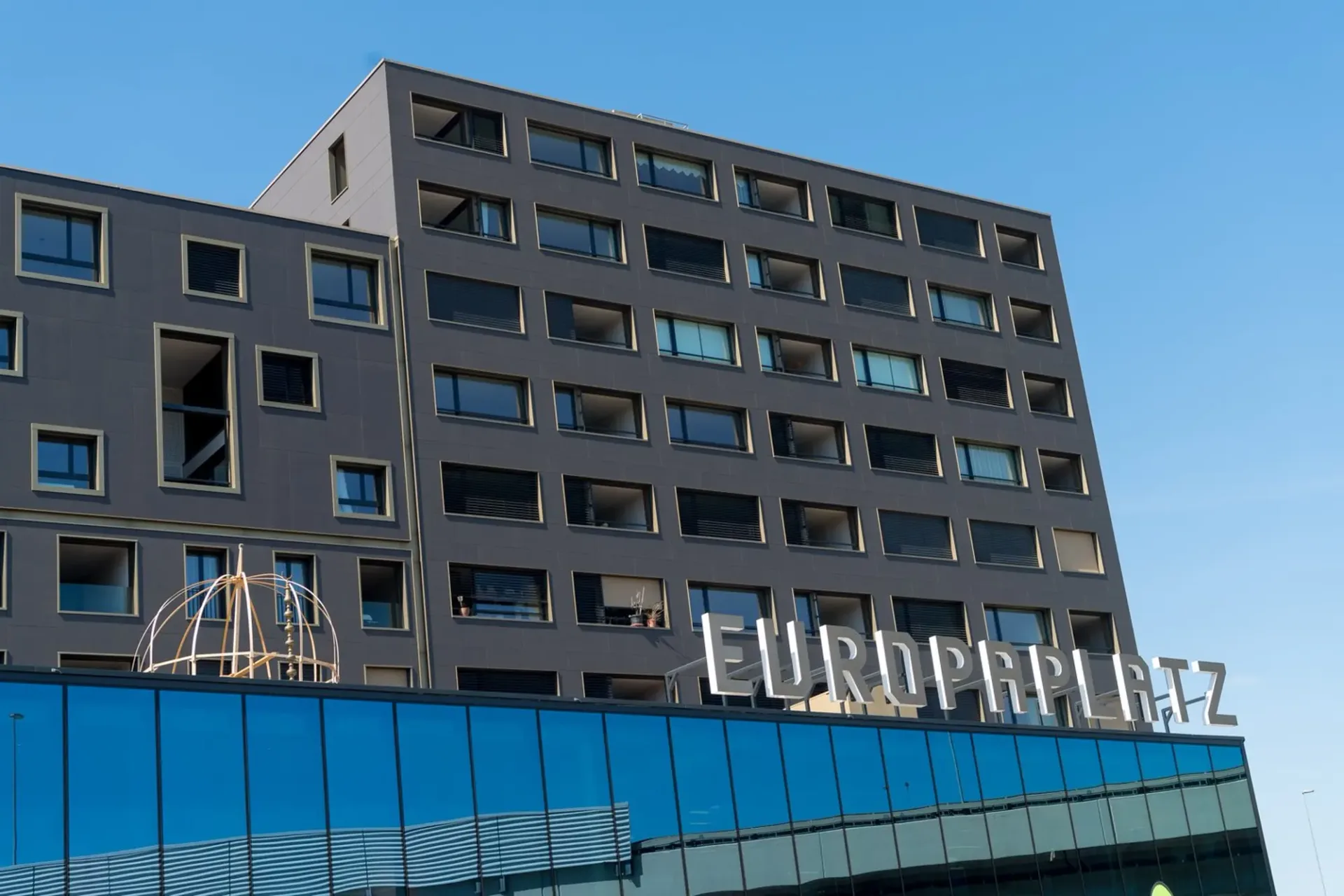 Einstellhallenplätze mit und ohne Ladestationen