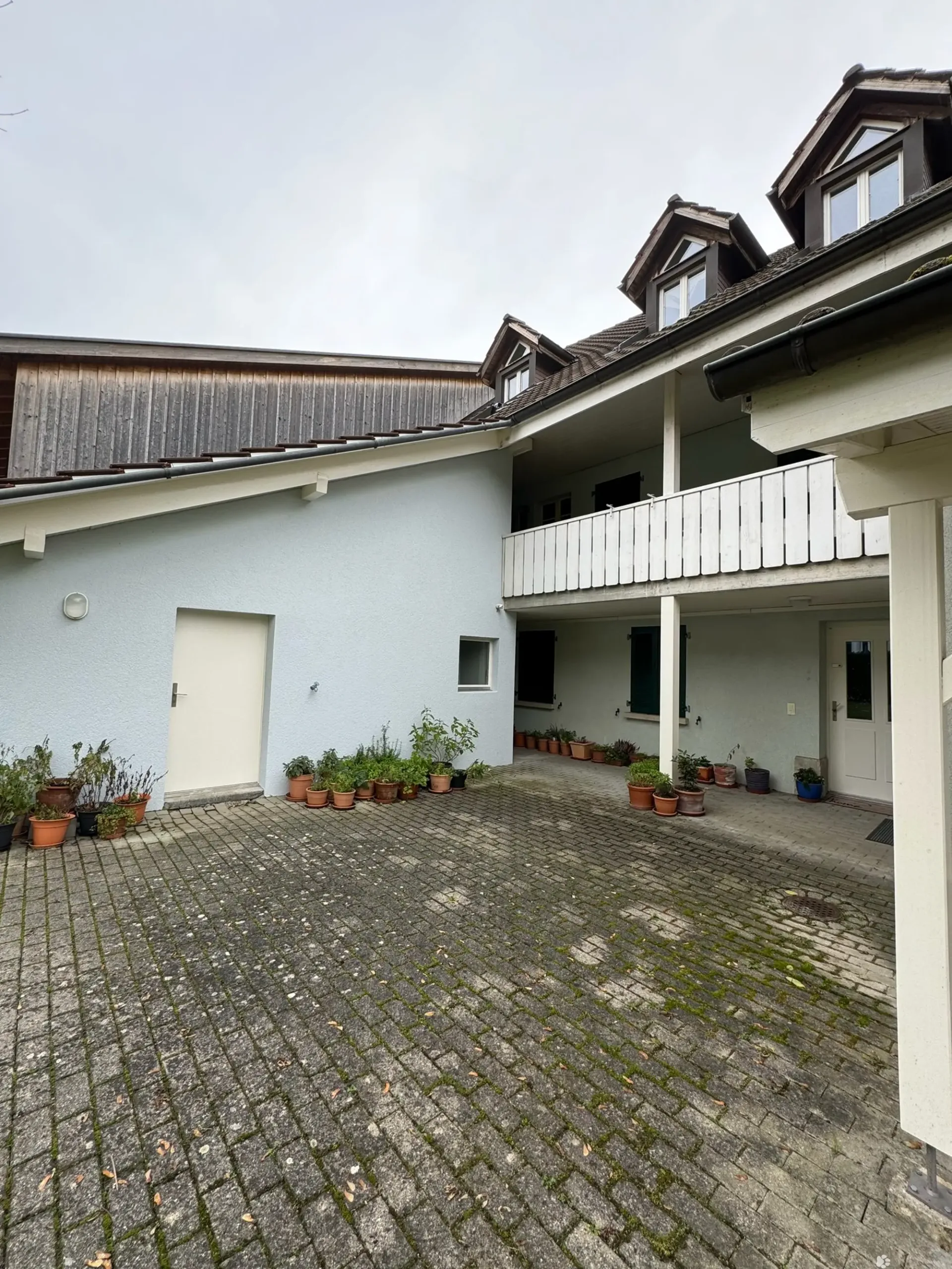 Bijoux in gepflegtem Mehrfamilienhaus / Bijoux dans un immeuble bien entretenu