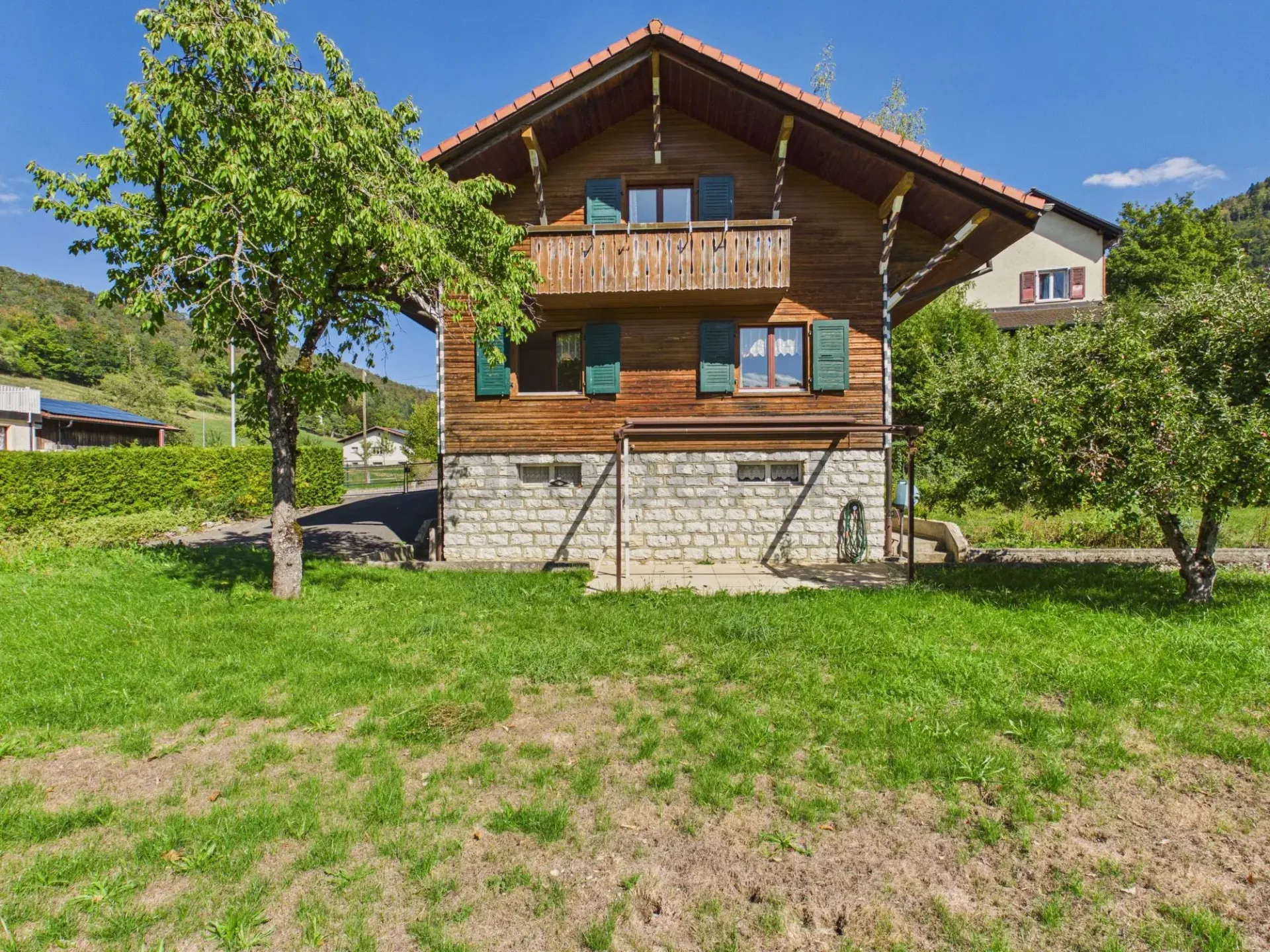 Authentisches Chalet mit Bach und großem Grundstück - Vermes